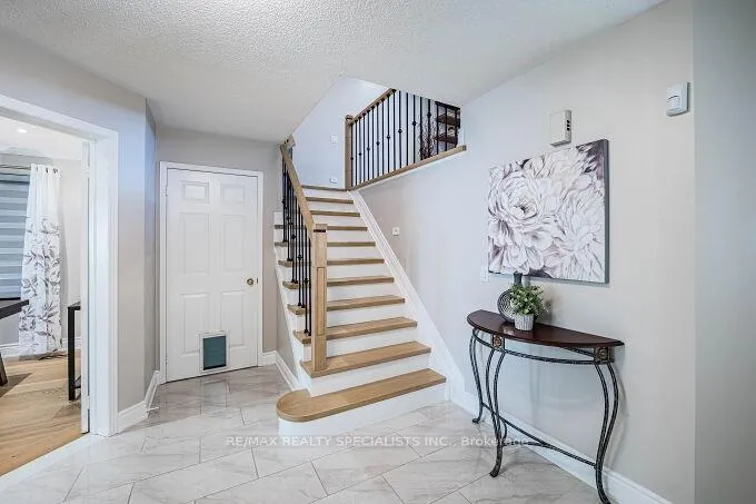 Photo 7 of 6 Niles Court, Brampton, Westgate — HOMEH