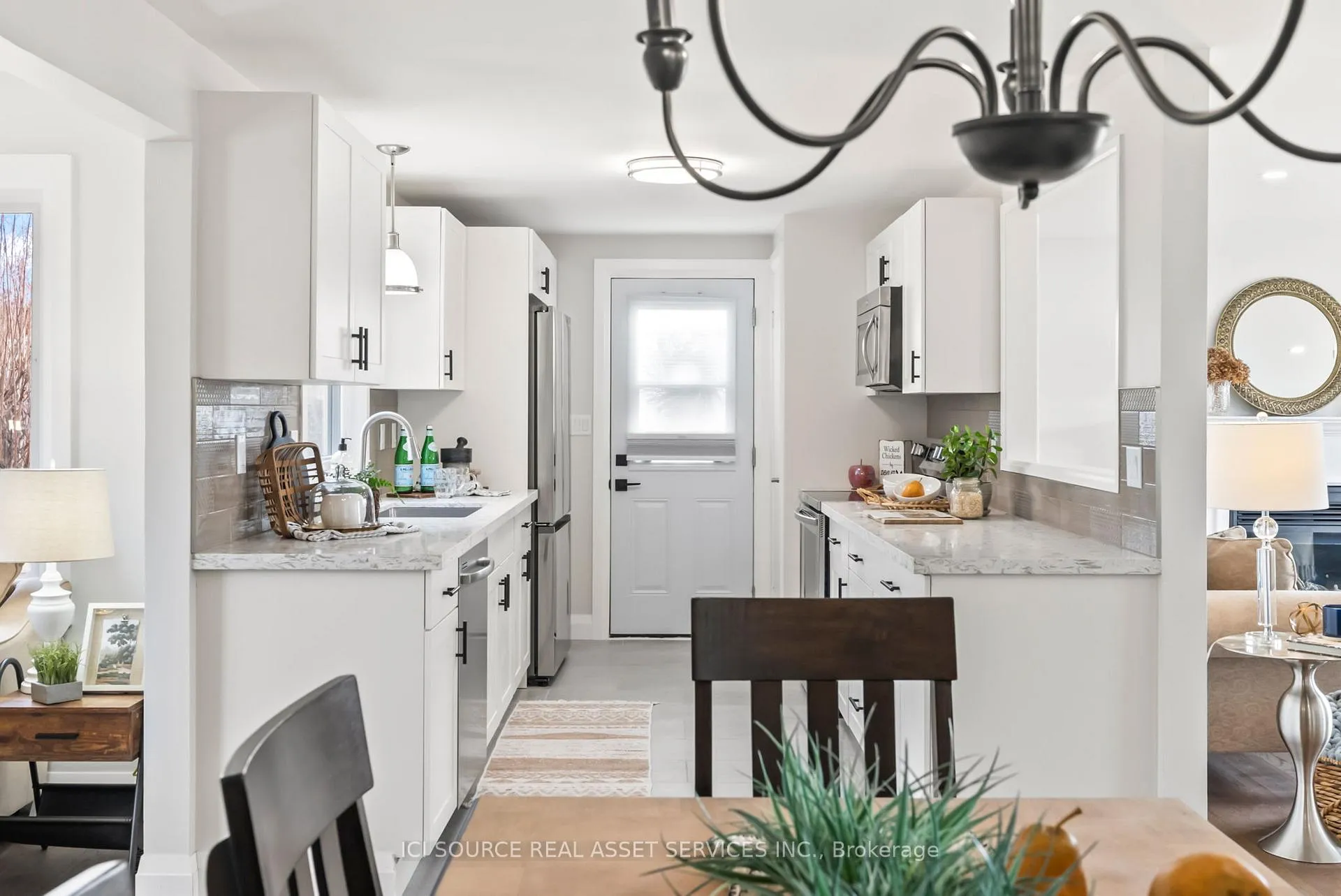 Photo 8 of 20 Heritage Lane, Clarington, Bowmanville — HOMEH