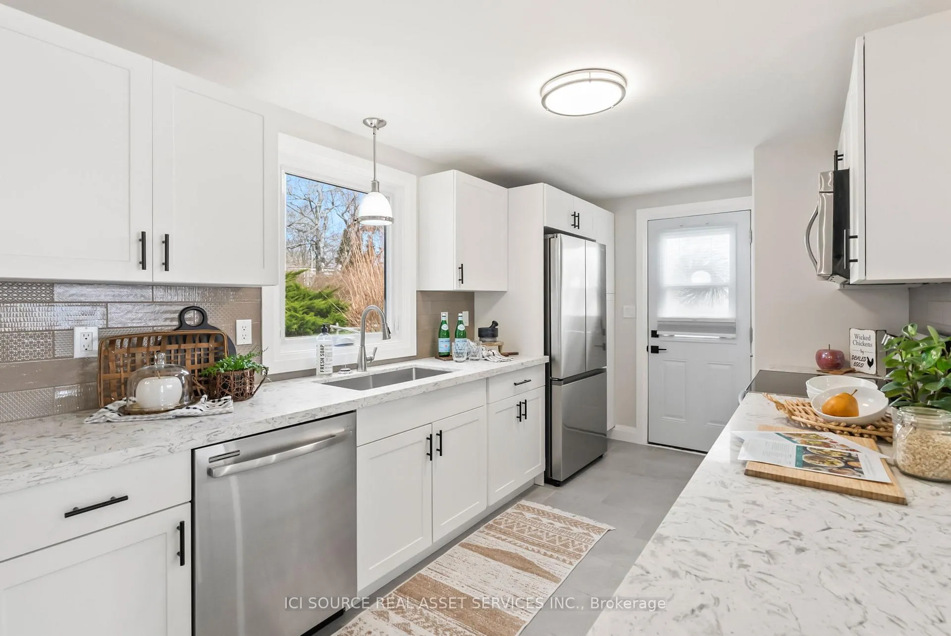 Photo 9 of 20 Heritage Lane, Clarington, Bowmanville — HOMEH