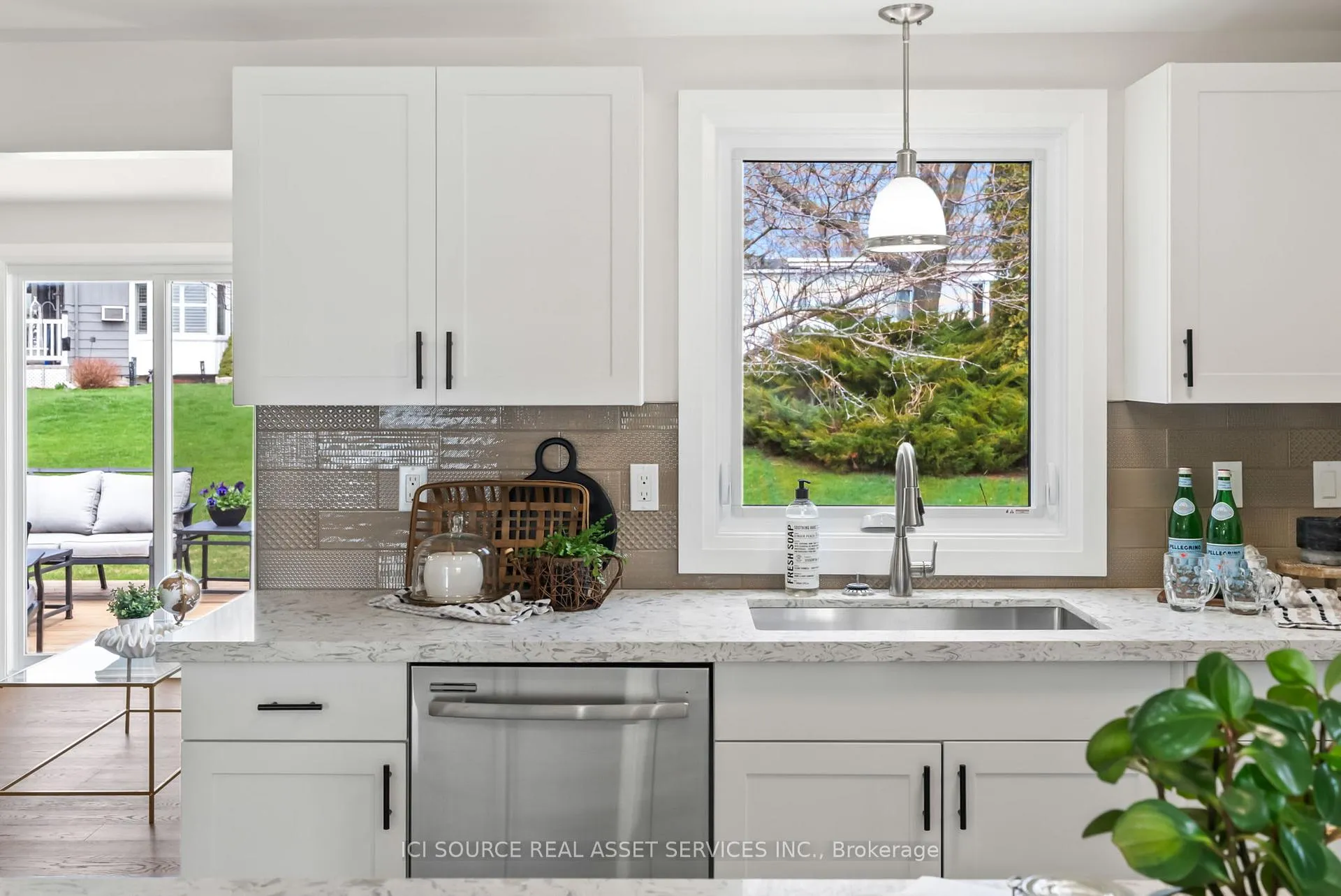 Photo 10 of 20 Heritage Lane, Clarington, Bowmanville — HOMEH