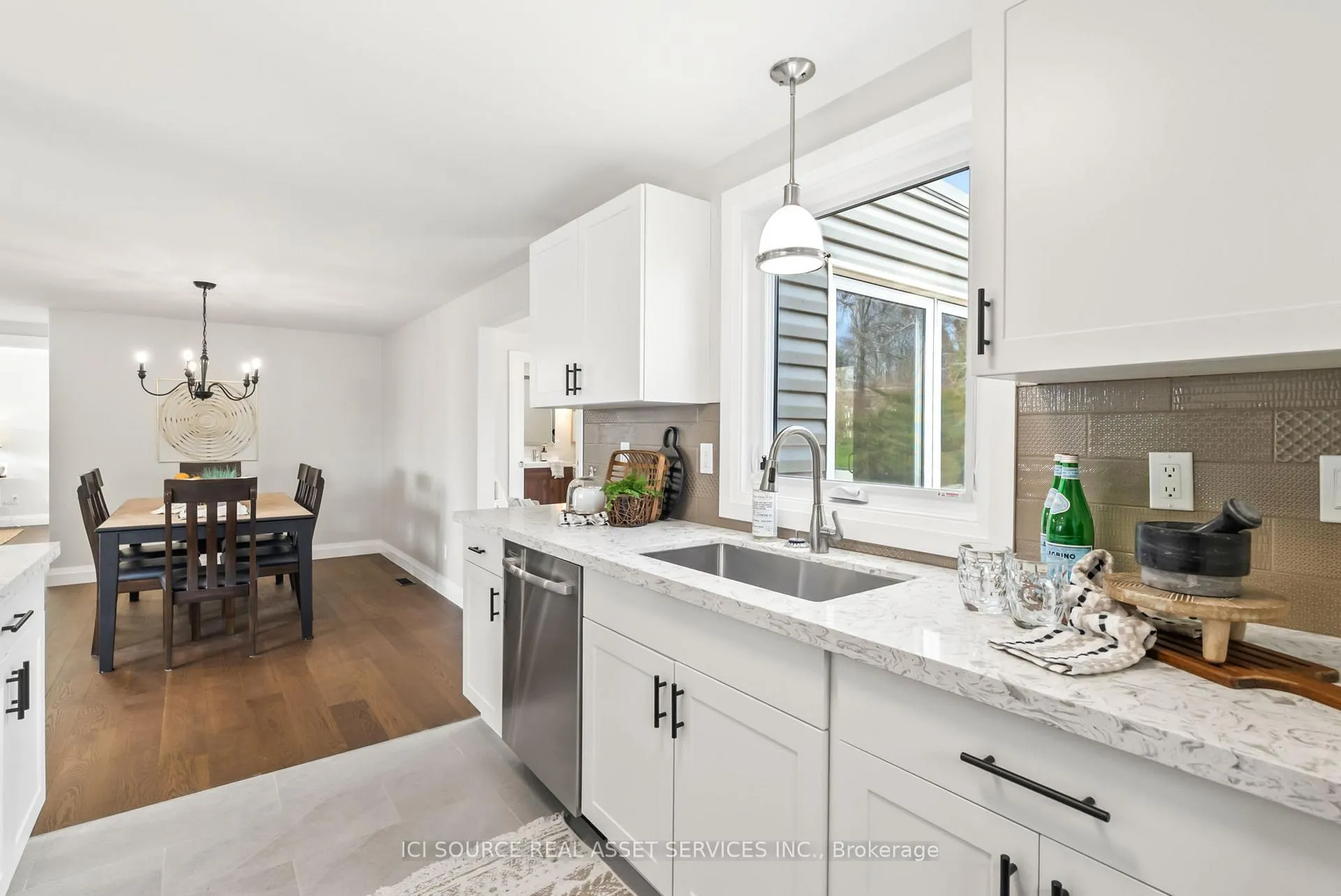 Photo 11 of 20 Heritage Lane, Clarington, Bowmanville — HOMEH