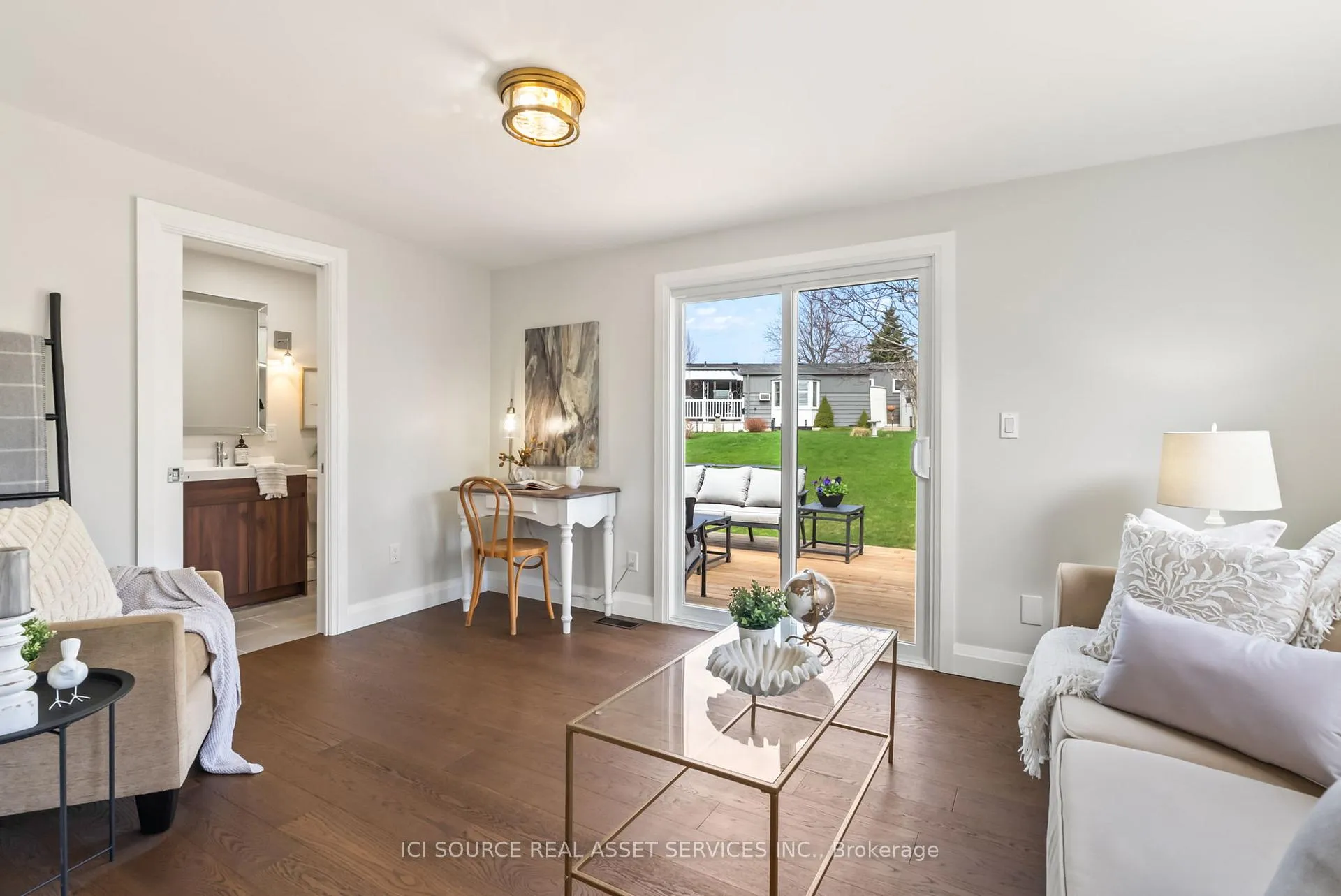 Photo 13 of 20 Heritage Lane, Clarington, Bowmanville — HOMEH