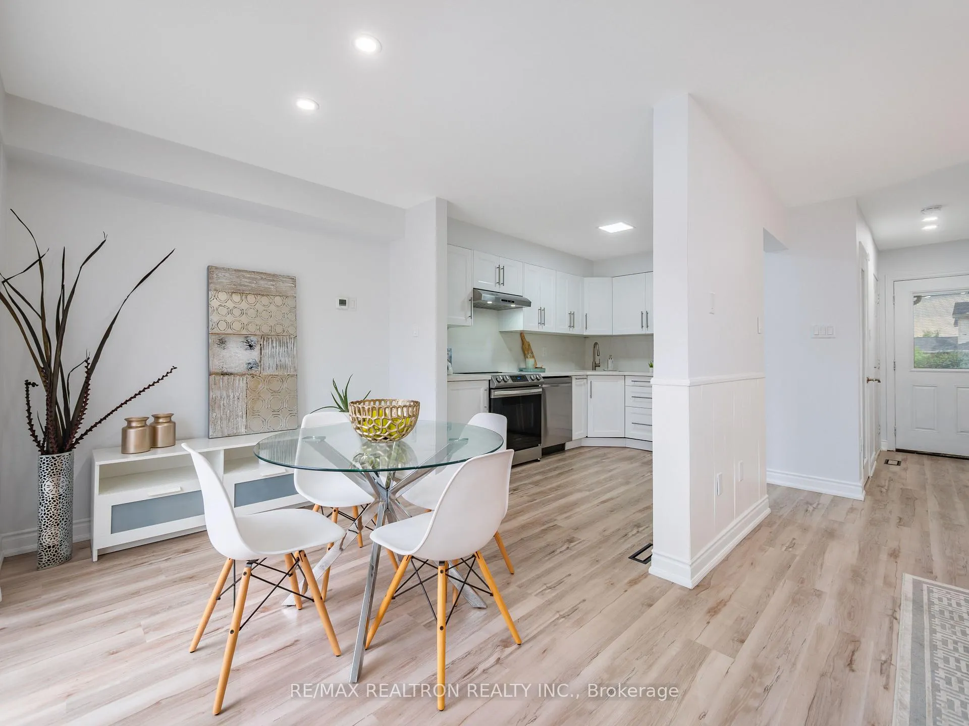 Photo 2 of 136 Pickett Crescent, Barrie, Painswick North — HOMEH
