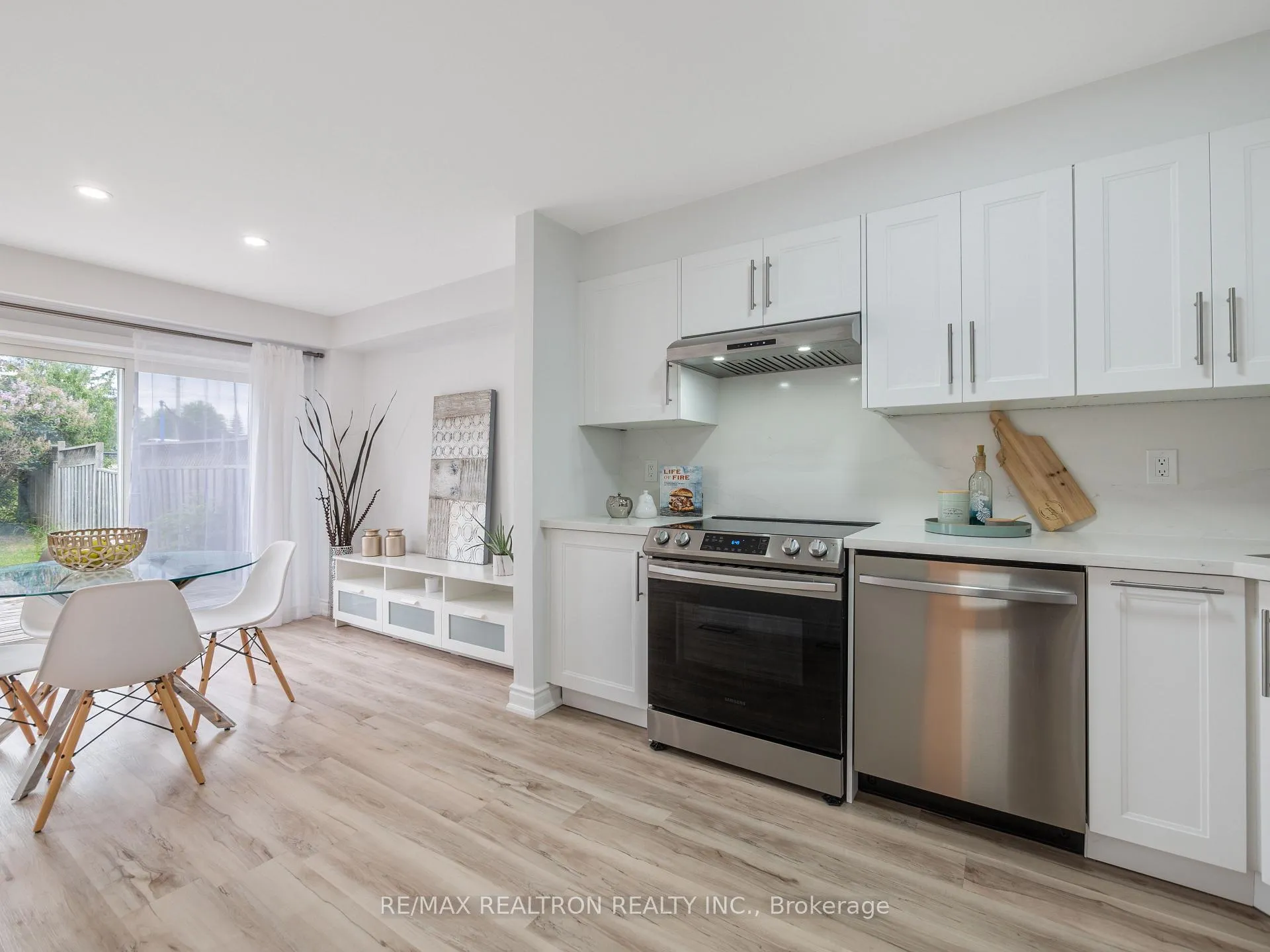 Photo 3 of 136 Pickett Crescent, Barrie, Painswick North — HOMEH