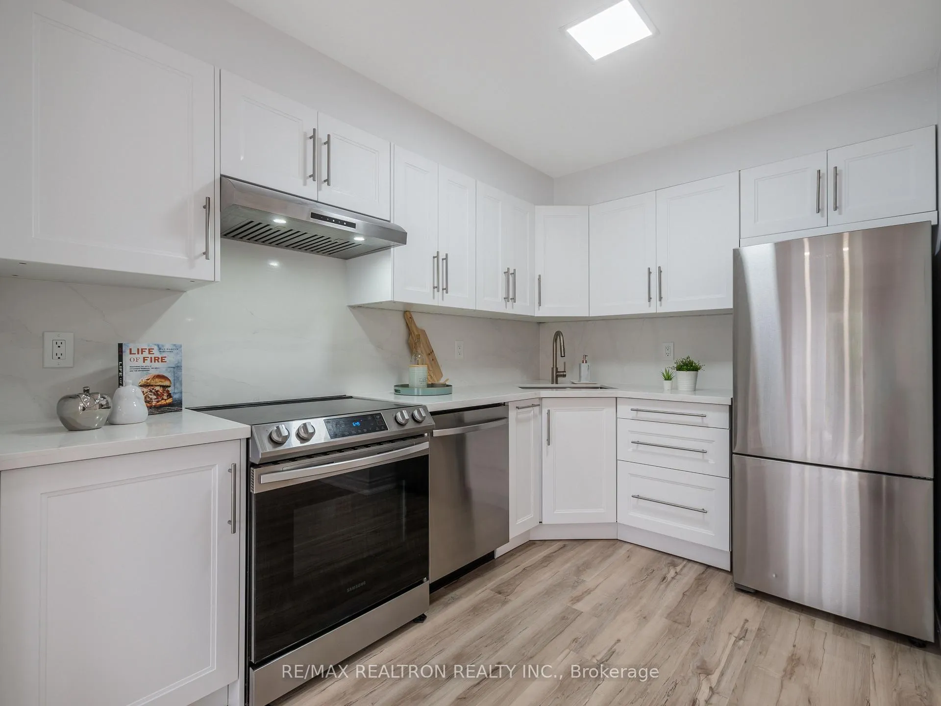 Photo 4 of 136 Pickett Crescent, Barrie, Painswick North — HOMEH