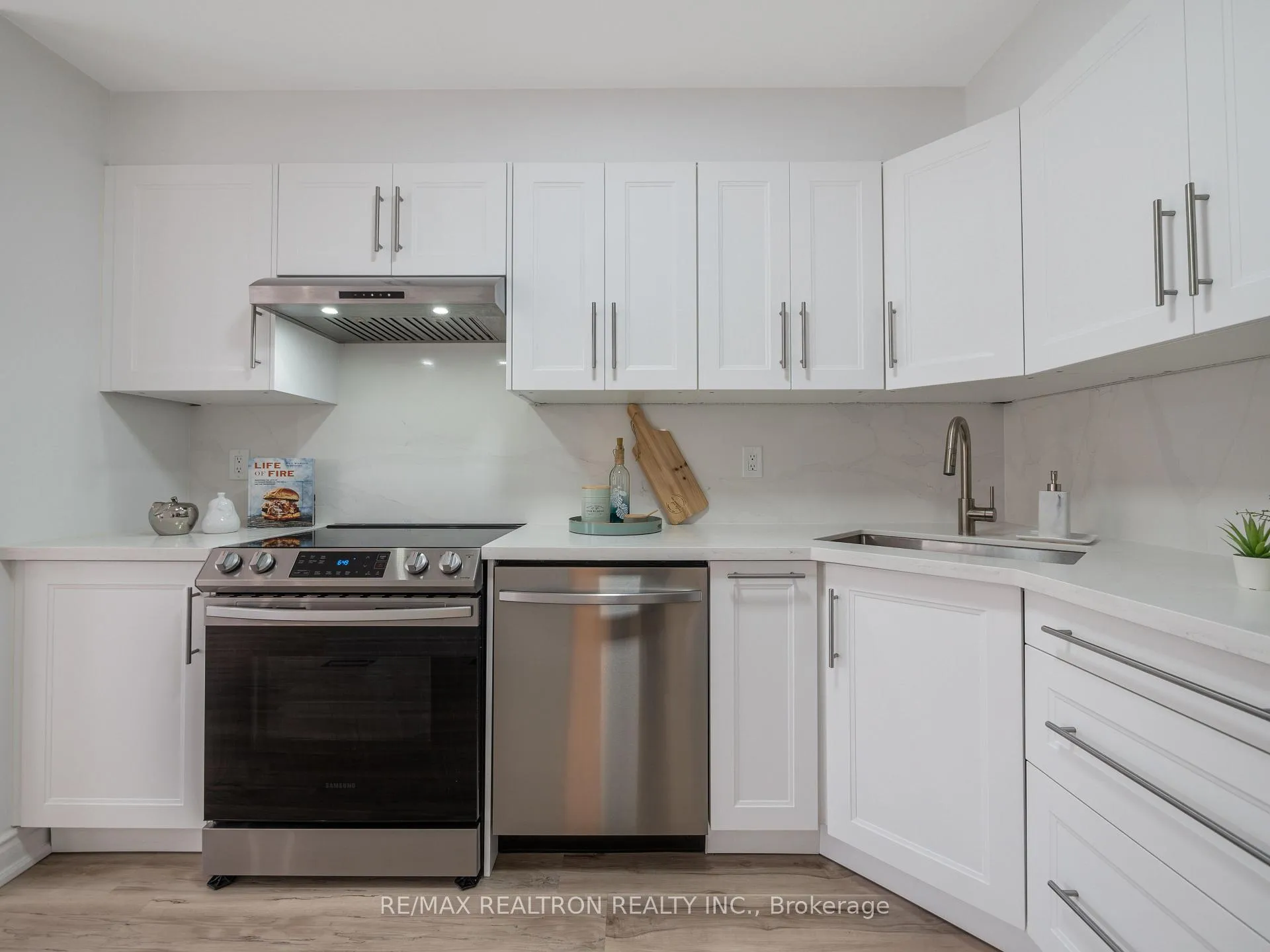 Photo 5 of 136 Pickett Crescent, Barrie, Painswick North — HOMEH