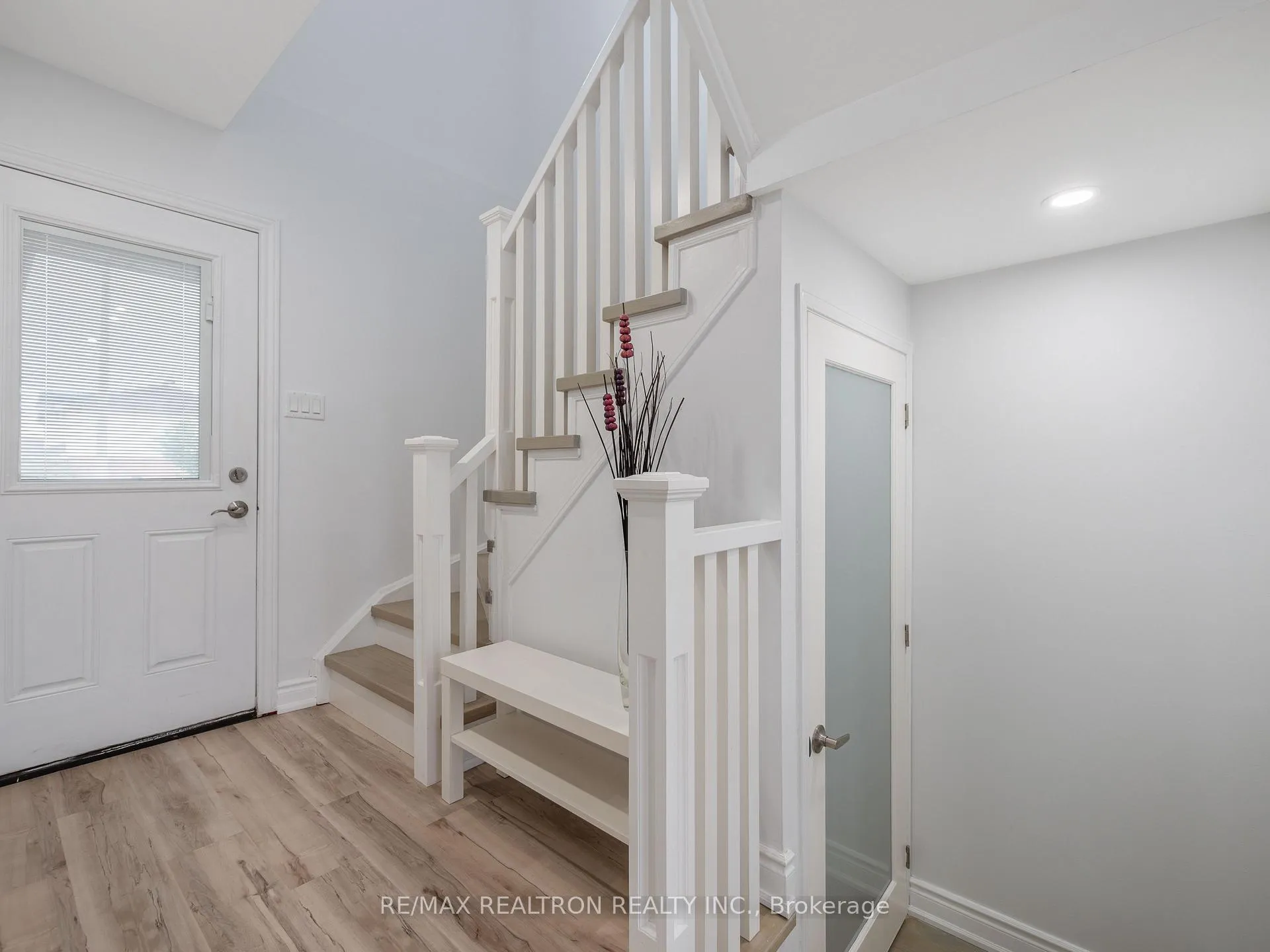Photo 9 of 136 Pickett Crescent, Barrie, Painswick North — HOMEH