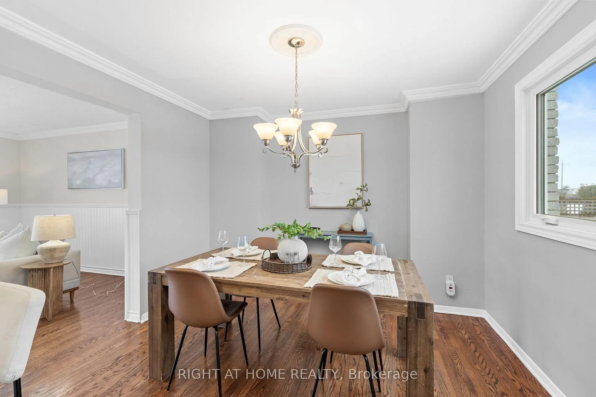 Photo 11 of 9 Aurora Crescent, Ottawa, Manordale — HOMEH