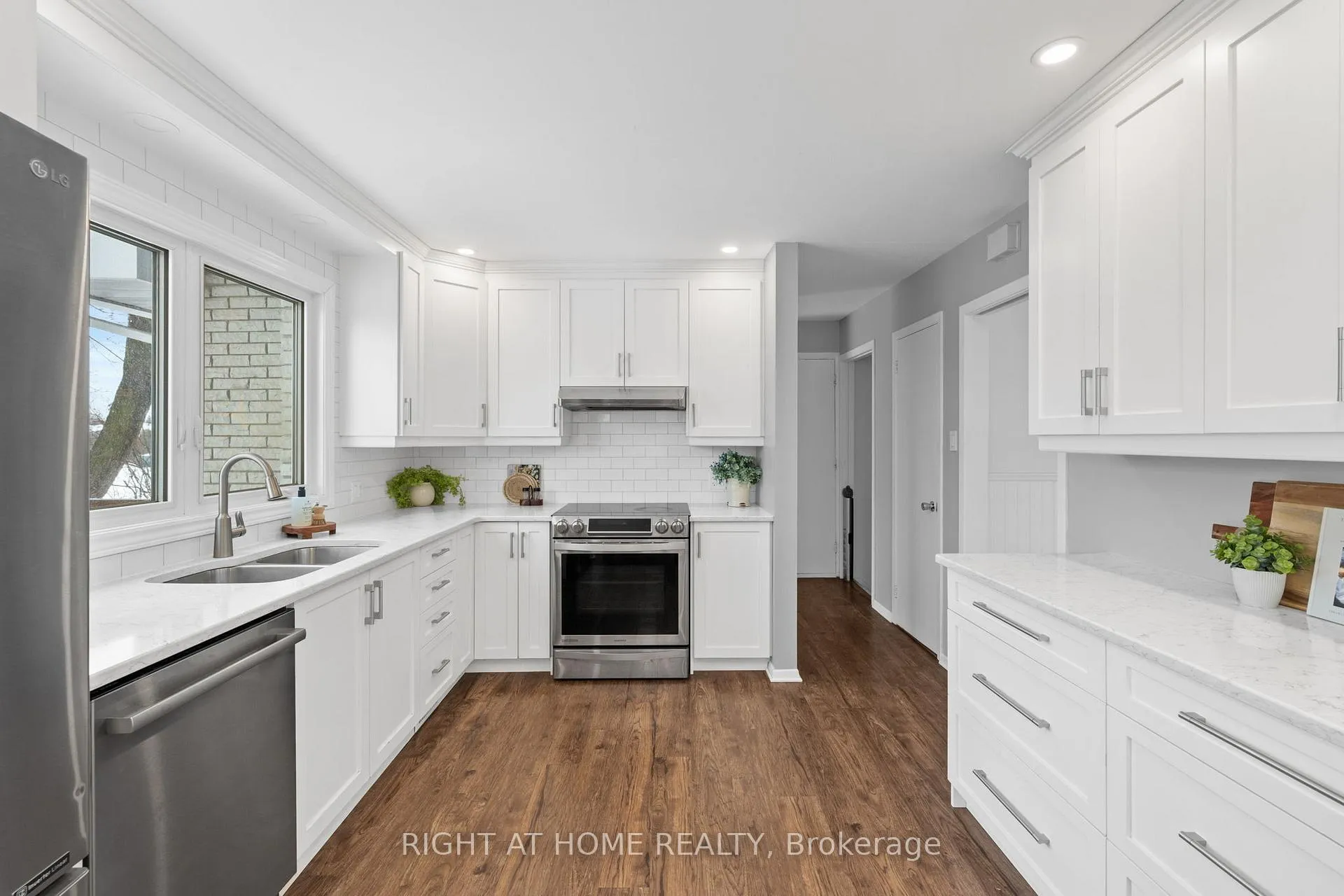 Photo 14 of 9 Aurora Crescent, Ottawa, Manordale — HOMEH