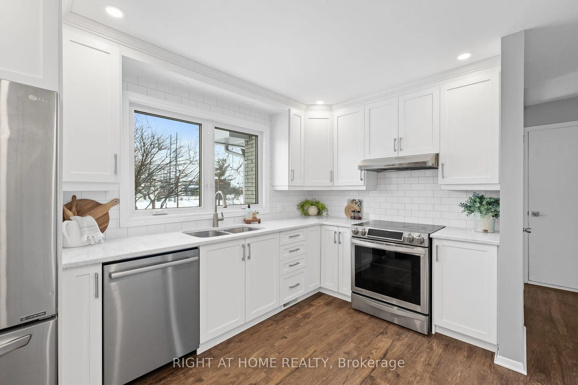 Photo 15 of 9 Aurora Crescent, Ottawa, Manordale — HOMEH