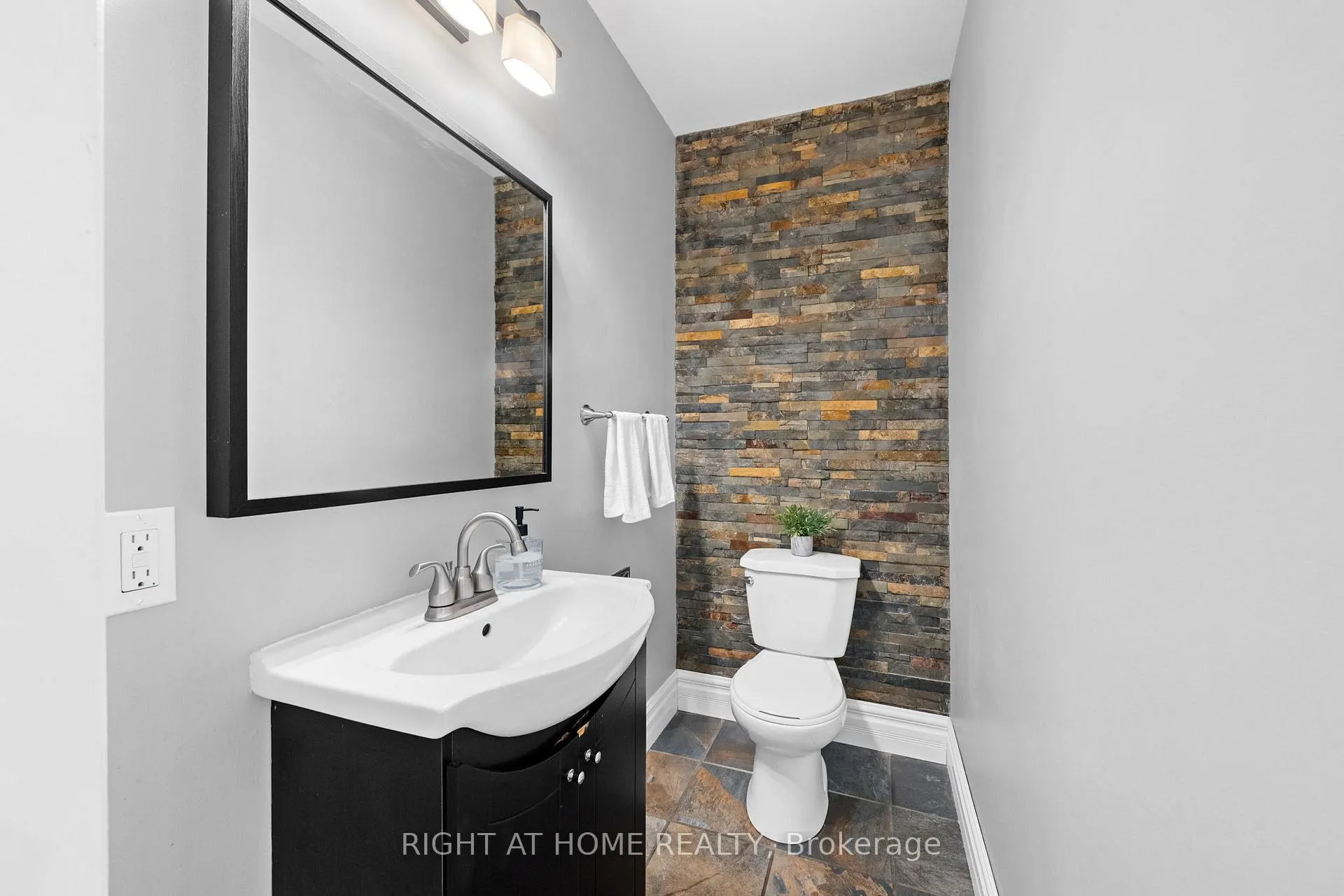 Photo 19 of 9 Aurora Crescent, Ottawa, Manordale — HOMEH
