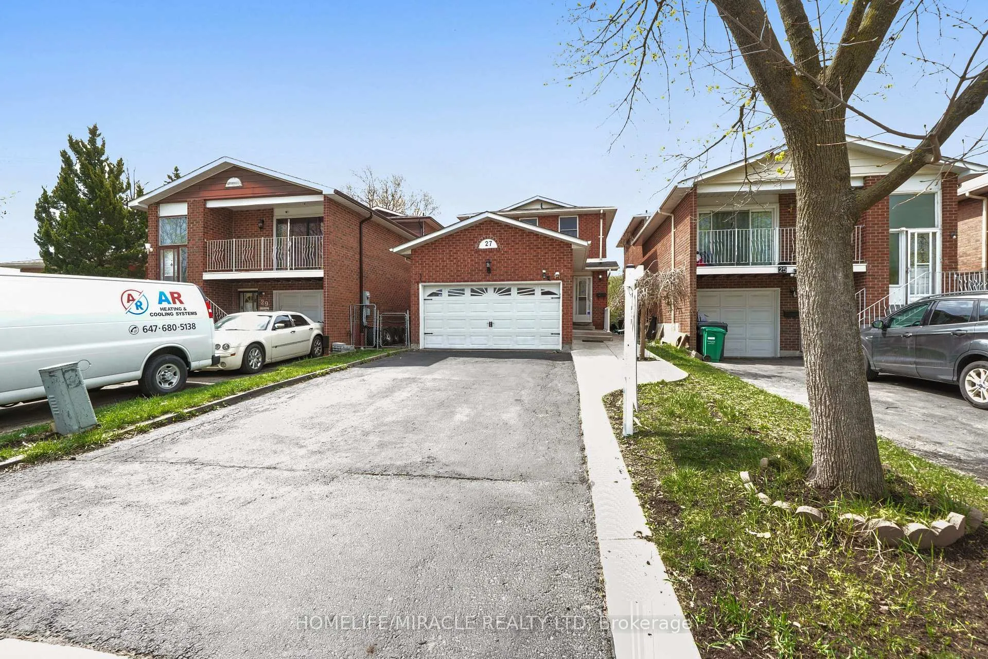 Photo 2 of 27 Deerpark Crescent S, Brampton, Brampton West — HOMEH