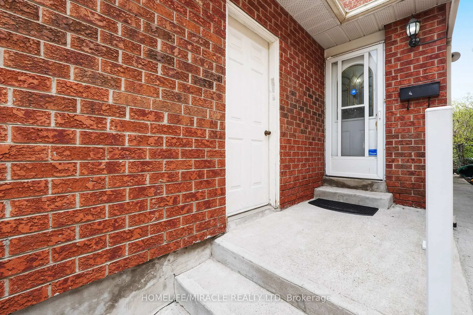 Photo 3 of 27 Deerpark Crescent S, Brampton, Brampton West — HOMEH