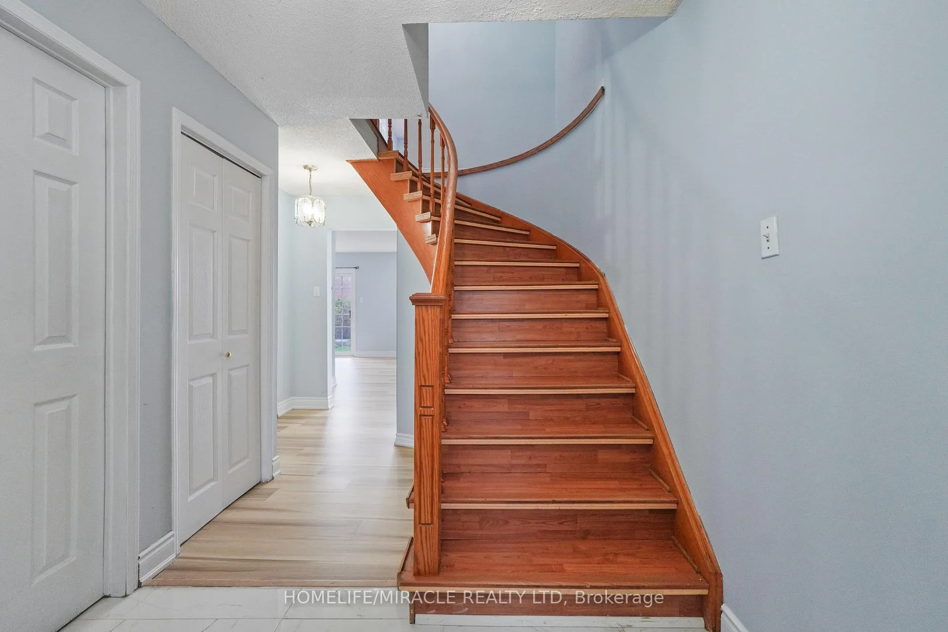 Photo 4 of 27 Deerpark Crescent S, Brampton, Brampton West — HOMEH