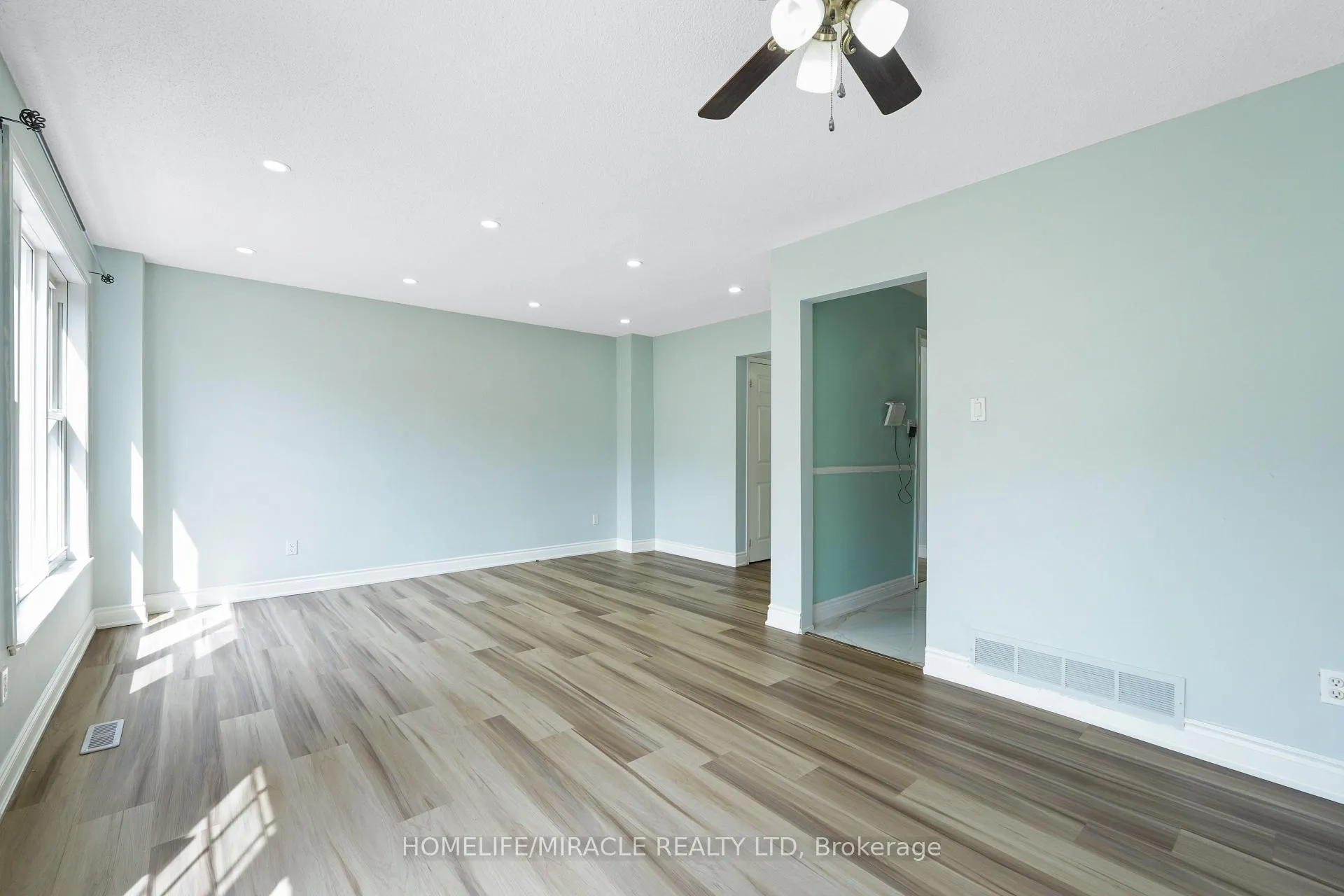 Photo 10 of 27 Deerpark Crescent S, Brampton, Brampton West — HOMEH