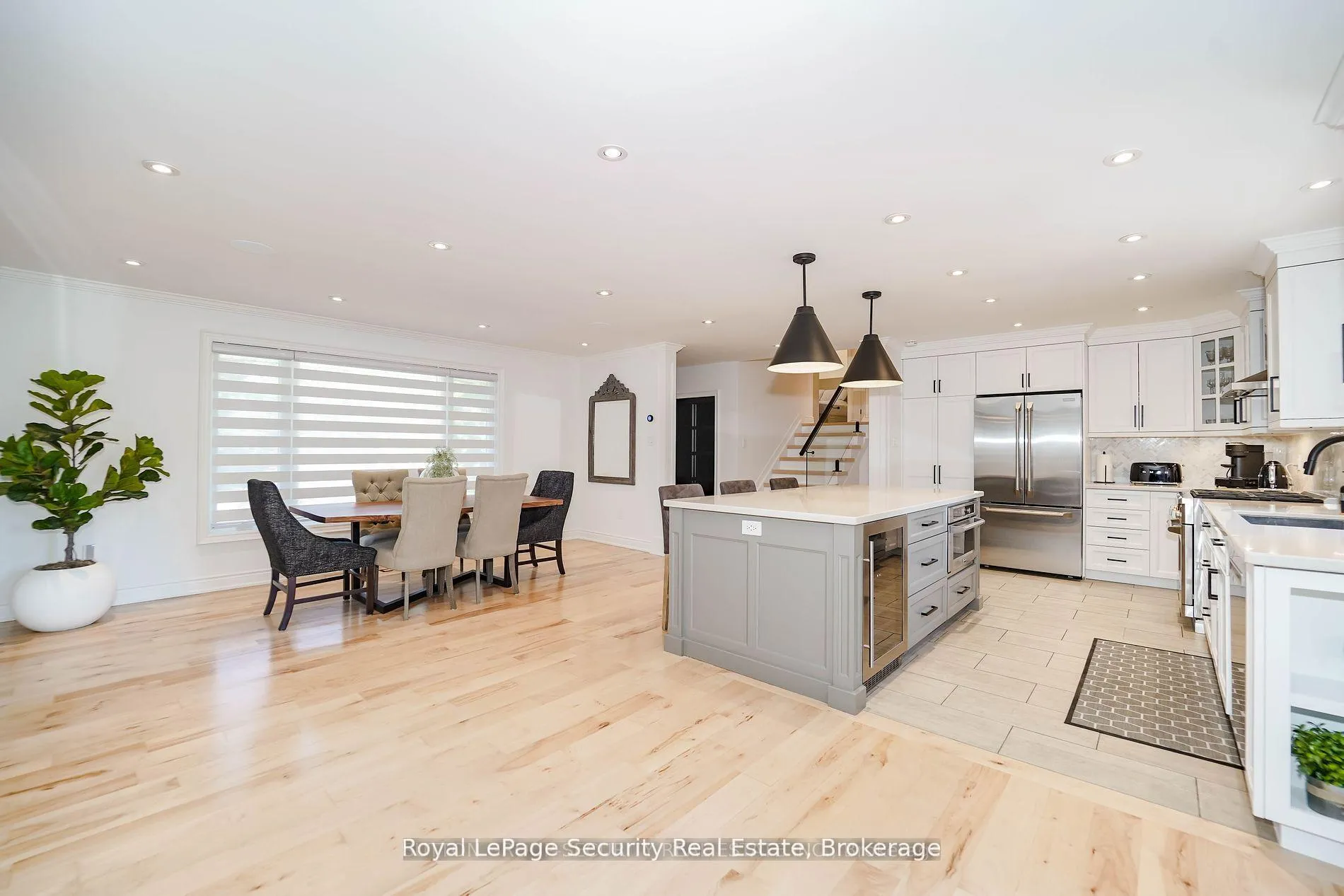 Photo 5 of 37 Marshall Street, Barrie, Allandale Heights — HOMEH