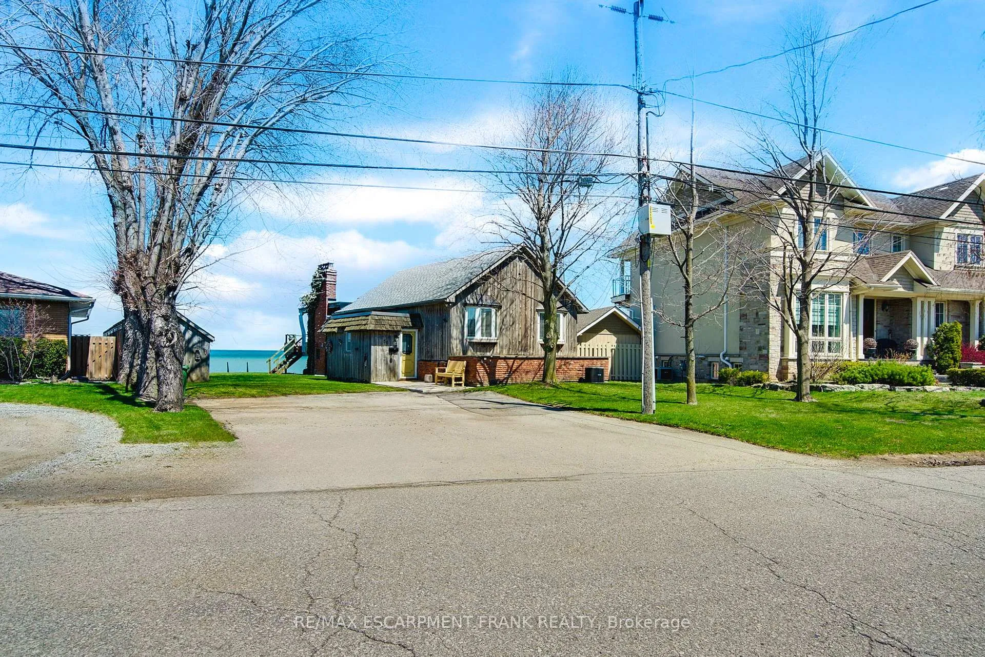 Photo 2 of 56 Seabreeze Crescent, Hamilton, Stoney Creek — HOMEH