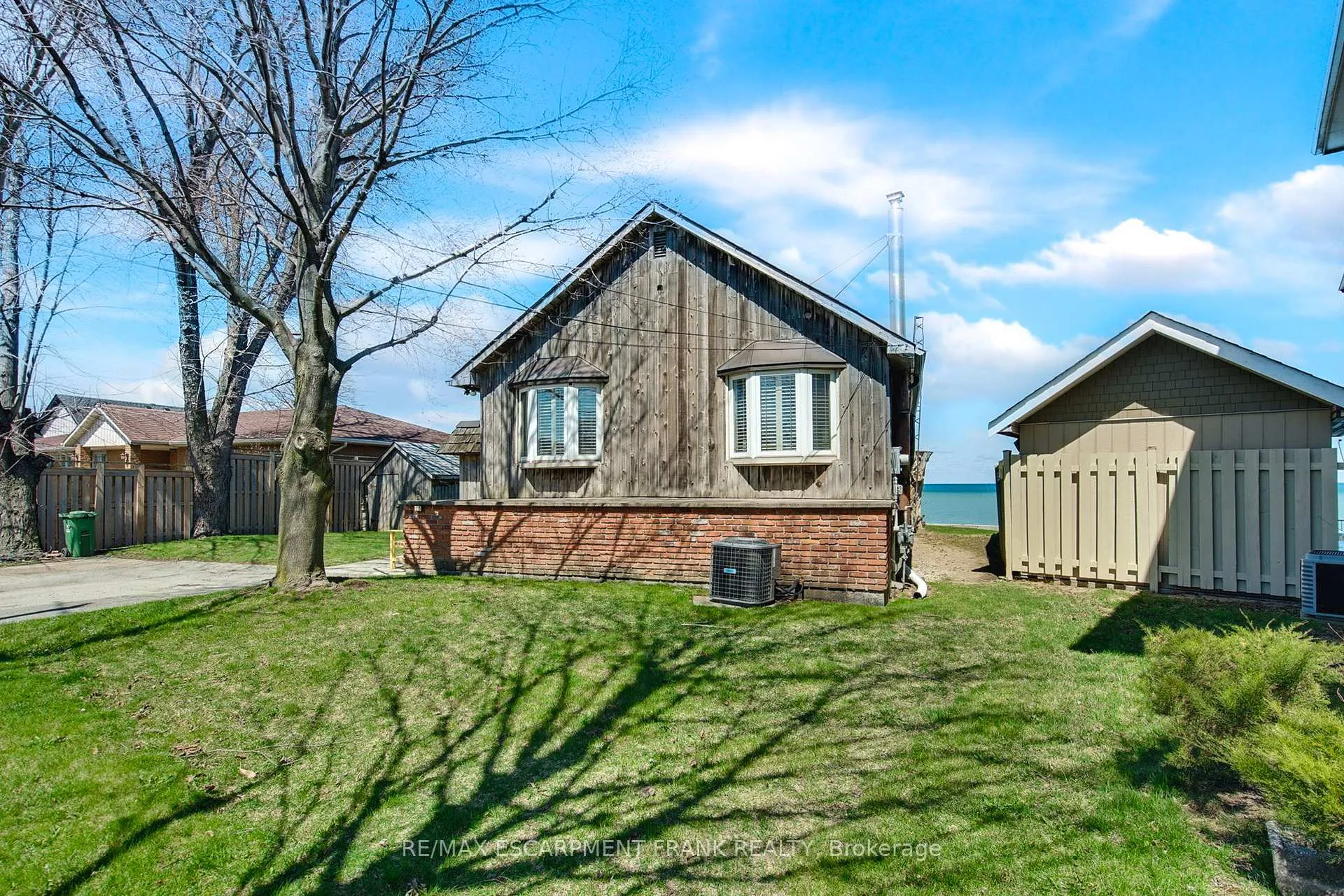 Photo 3 of 56 Seabreeze Crescent, Hamilton, Stoney Creek — HOMEH