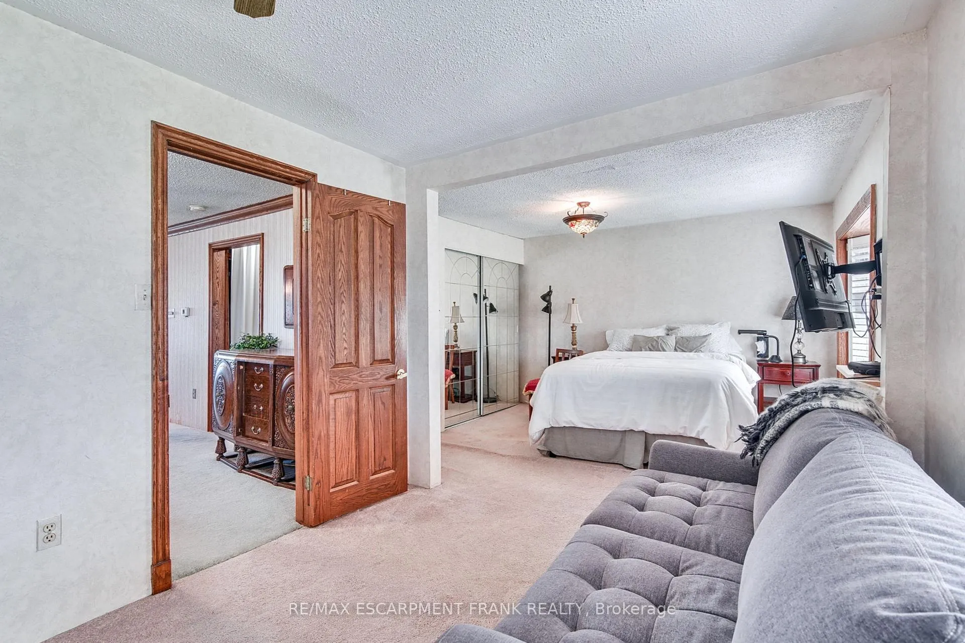 Photo 8 of 56 Seabreeze Crescent, Hamilton, Stoney Creek — HOMEH
