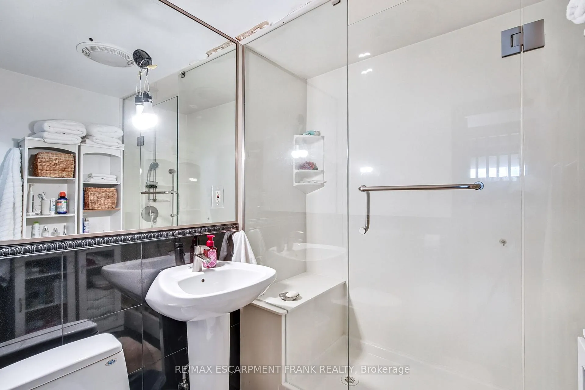 Photo 11 of 56 Seabreeze Crescent, Hamilton, Stoney Creek — HOMEH