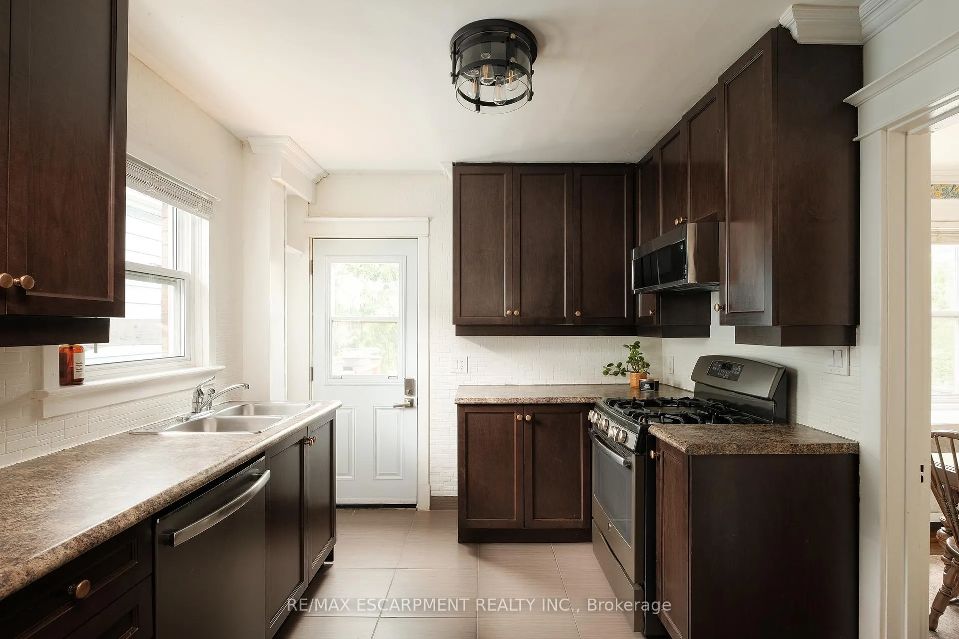 Photo 18 of 505 Queensdale Avenue E, Hamilton, Eastmount — HOMEH