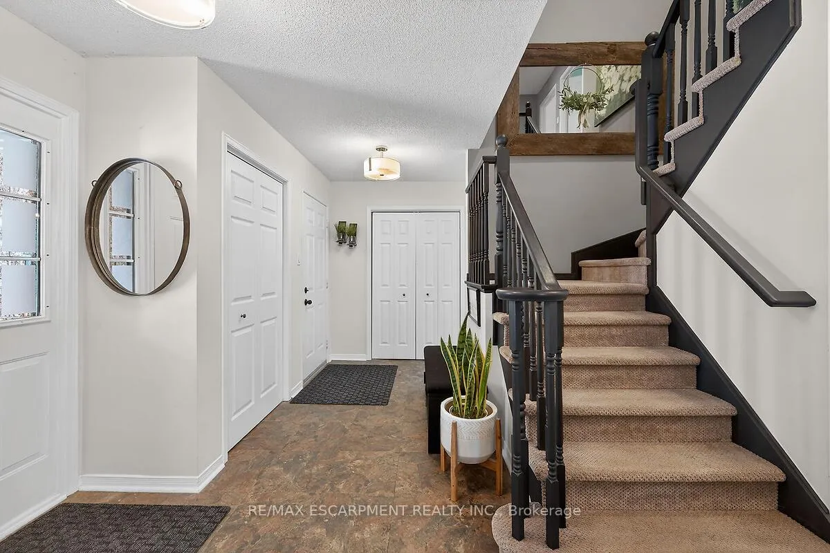 Photo 7 of 8316 Twenty Road E, Hamilton, Rural Glanbrook — HOMEH