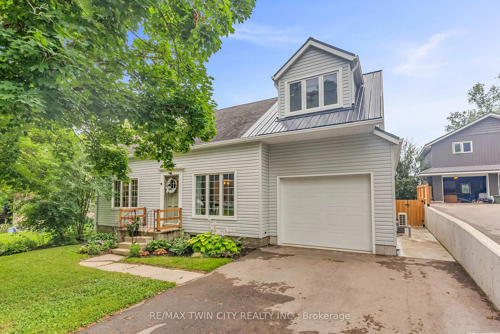 Photo 1 of 3464 Lobsinger Line, Wellesley — HOMEH