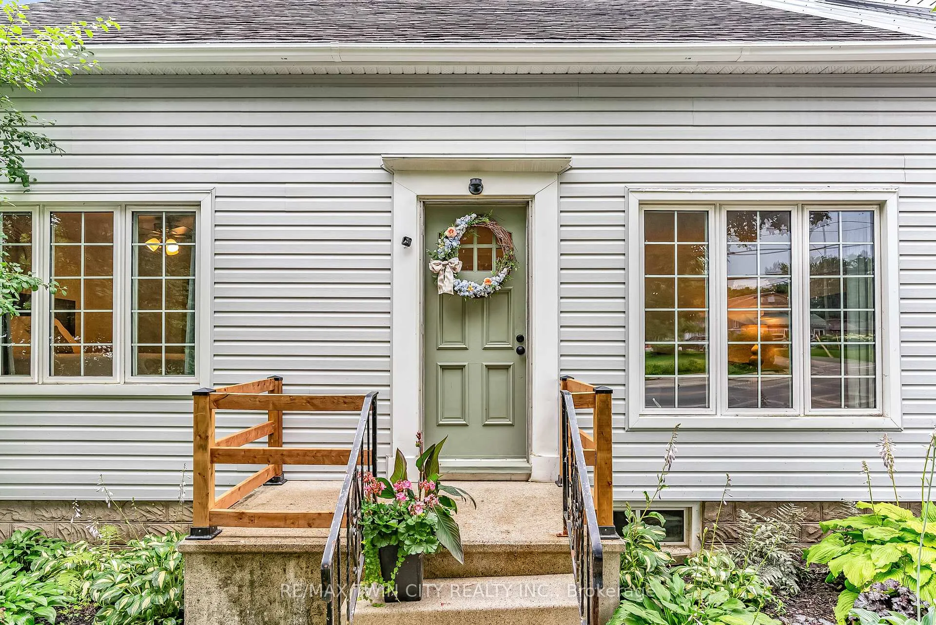 Photo 3 of 3464 Lobsinger Line, Wellesley — HOMEH