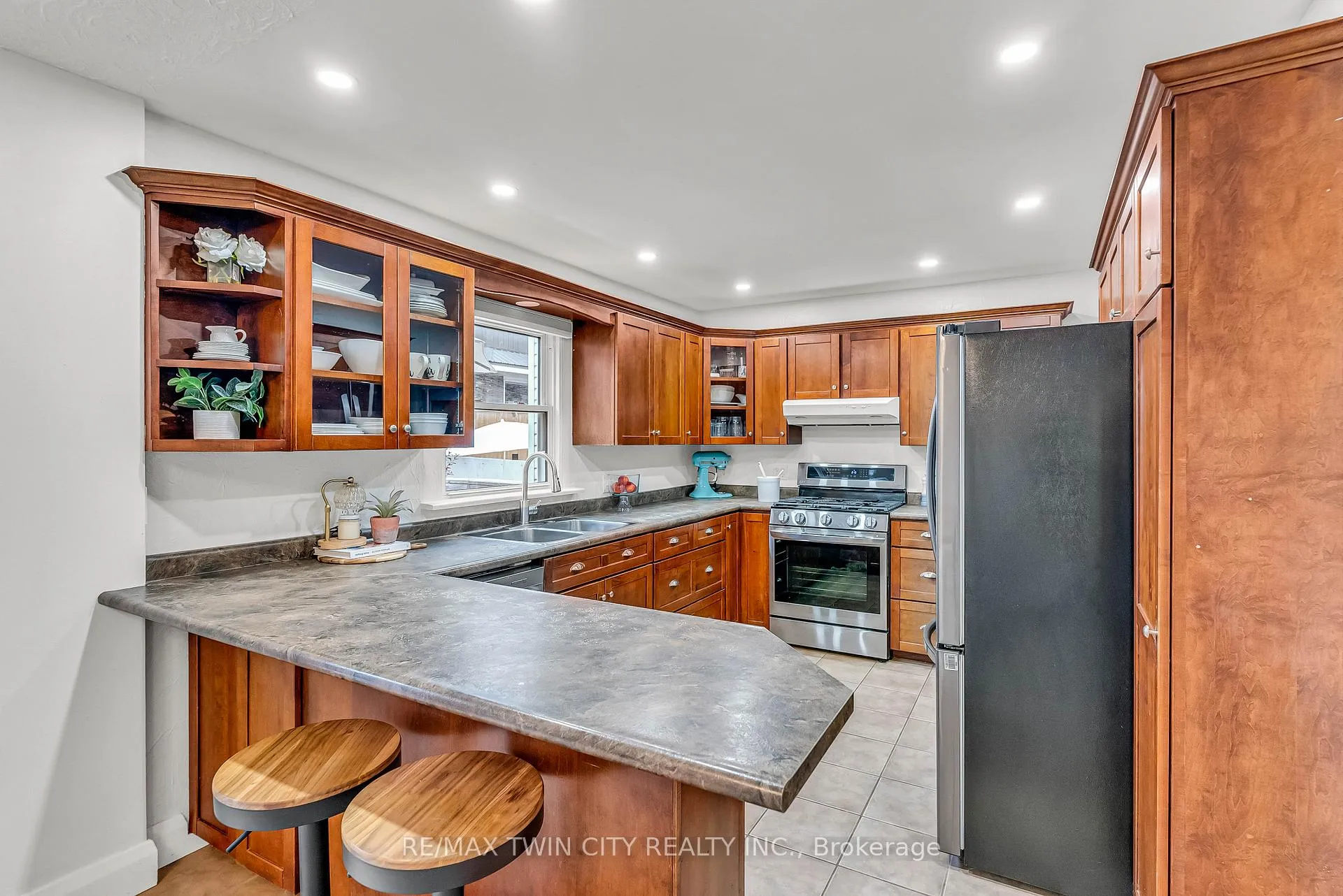 Photo 7 of 3464 Lobsinger Line, Wellesley — HOMEH