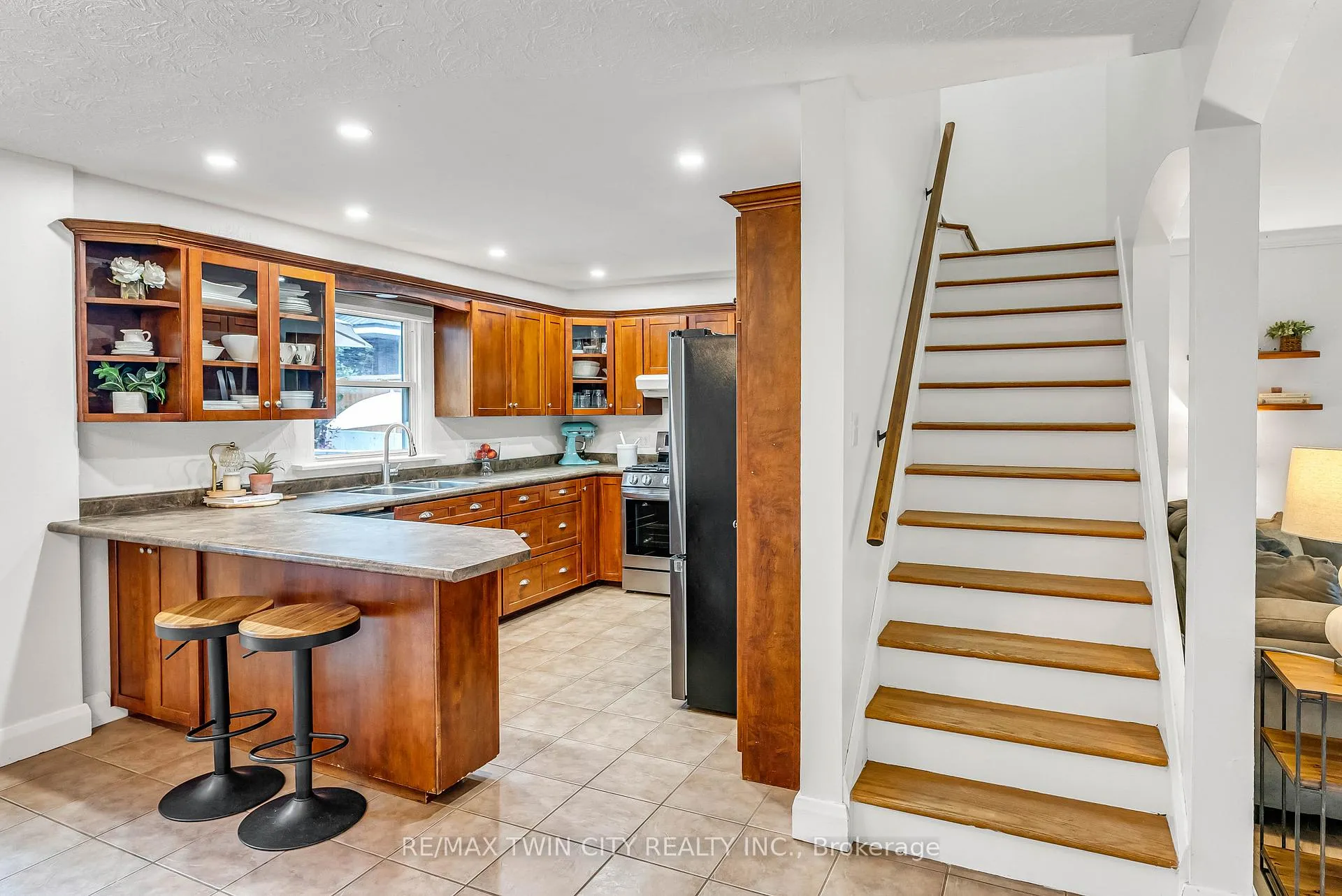 Photo 10 of 3464 Lobsinger Line, Wellesley — HOMEH