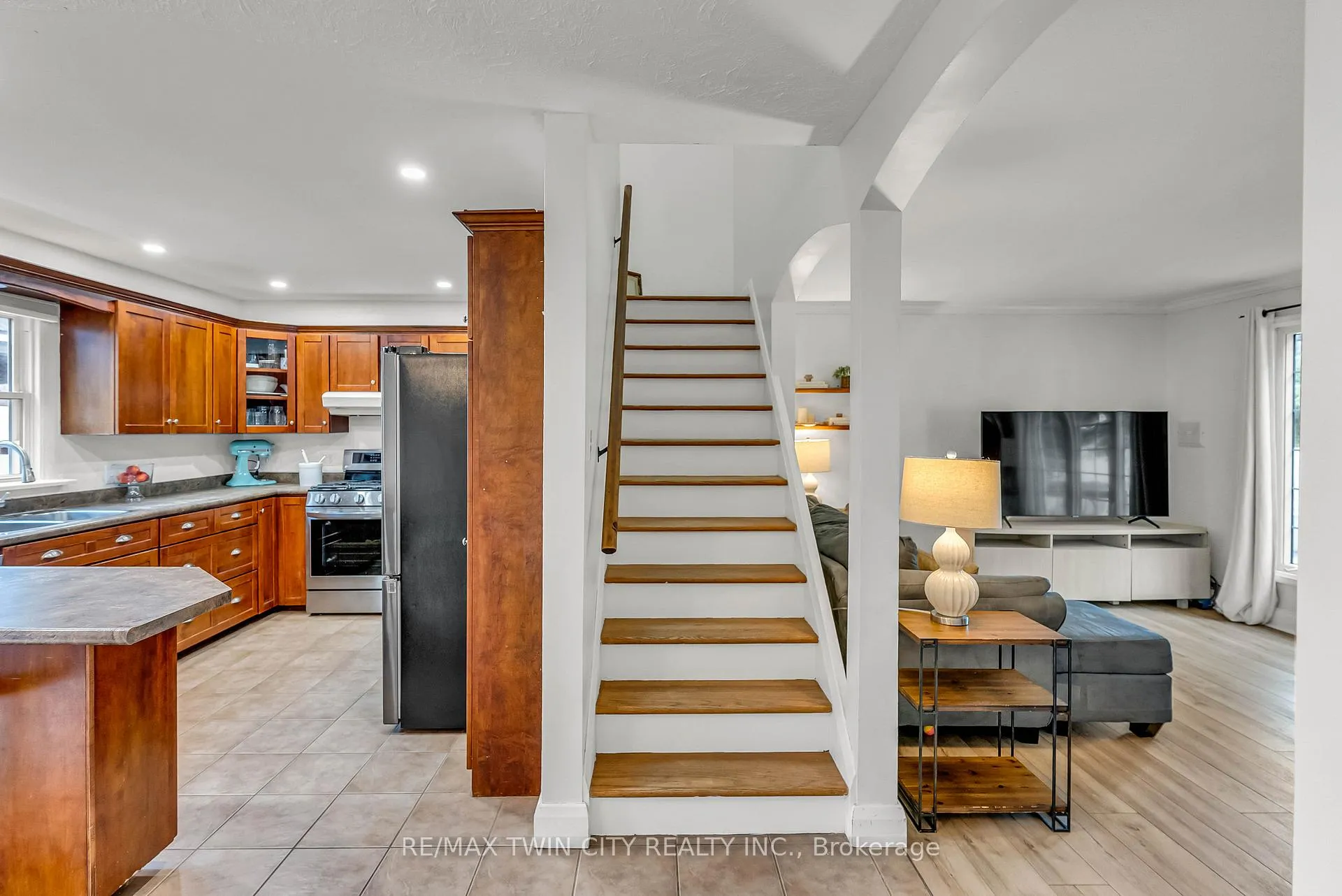 Photo 11 of 3464 Lobsinger Line, Wellesley — HOMEH