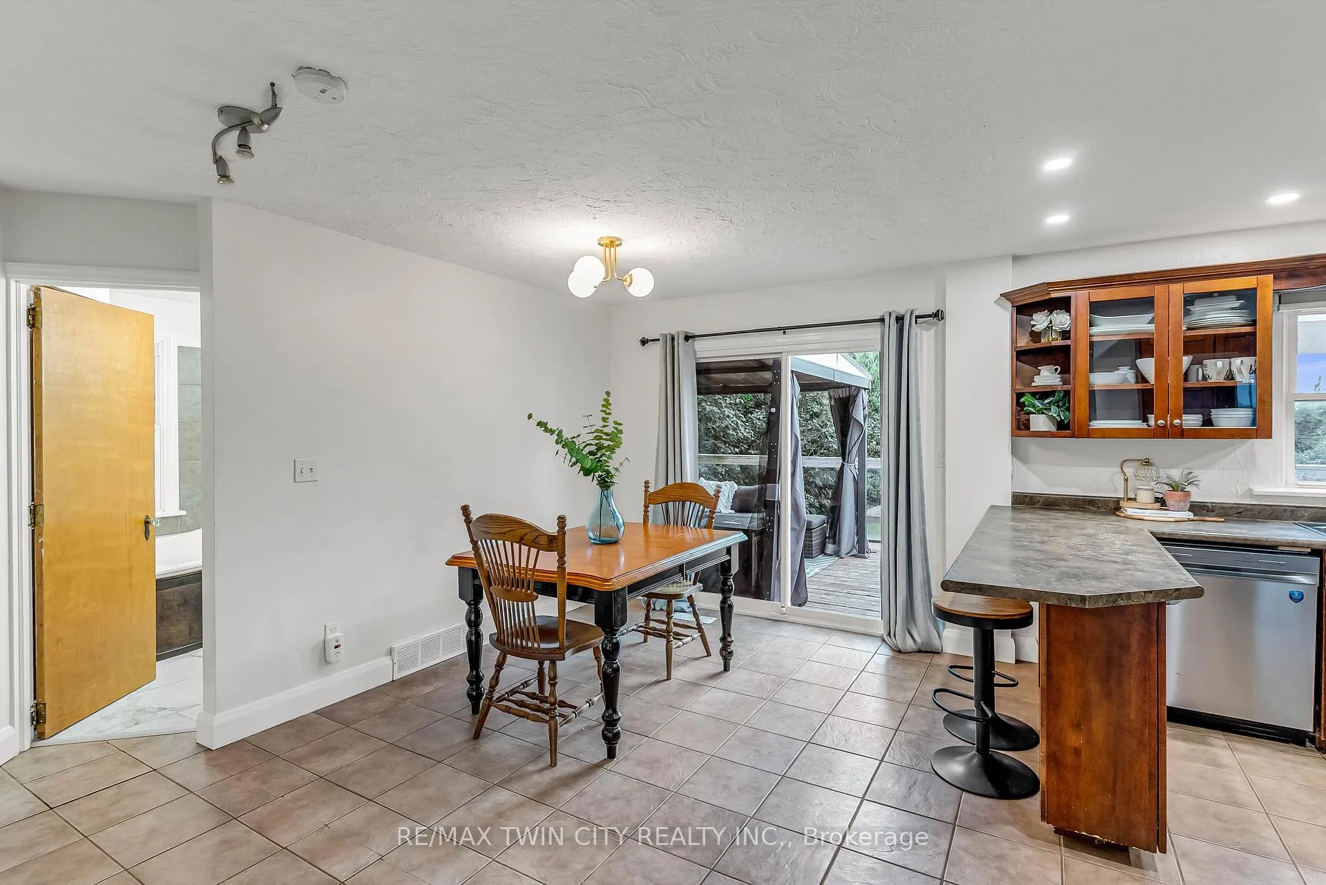 Photo 12 of 3464 Lobsinger Line, Wellesley — HOMEH