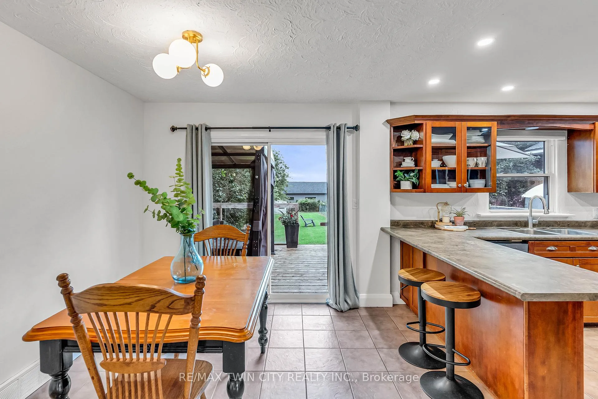 Photo 13 of 3464 Lobsinger Line, Wellesley — HOMEH
