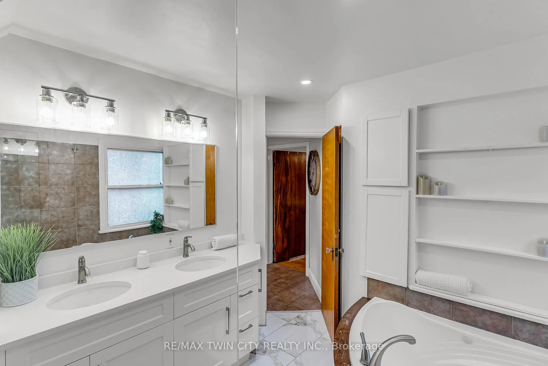 Photo 16 of 3464 Lobsinger Line, Wellesley — HOMEH