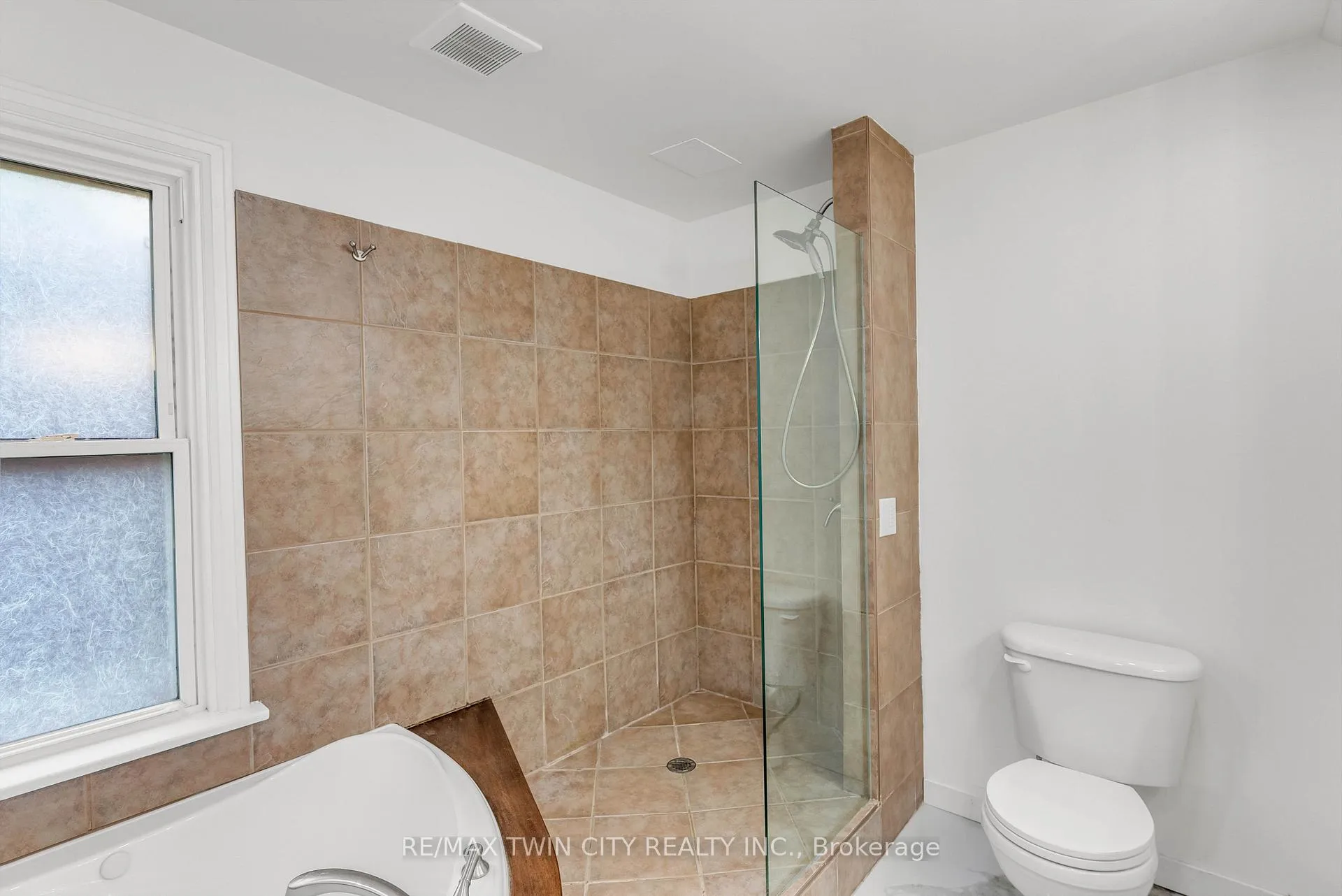 Photo 17 of 3464 Lobsinger Line, Wellesley — HOMEH