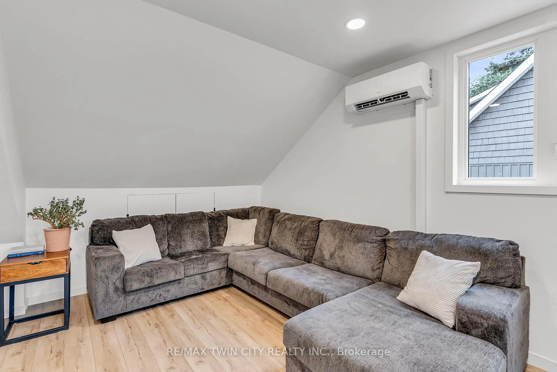 Photo 18 of 3464 Lobsinger Line, Wellesley — HOMEH