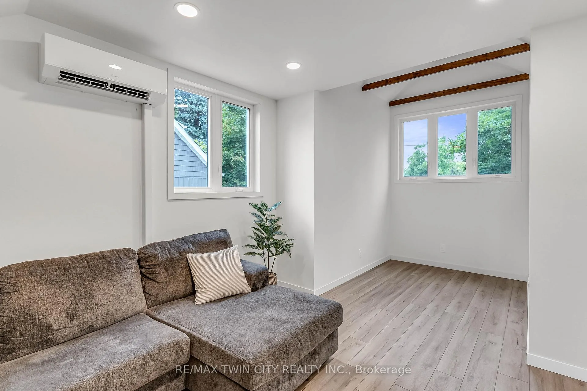 Photo 19 of 3464 Lobsinger Line, Wellesley — HOMEH