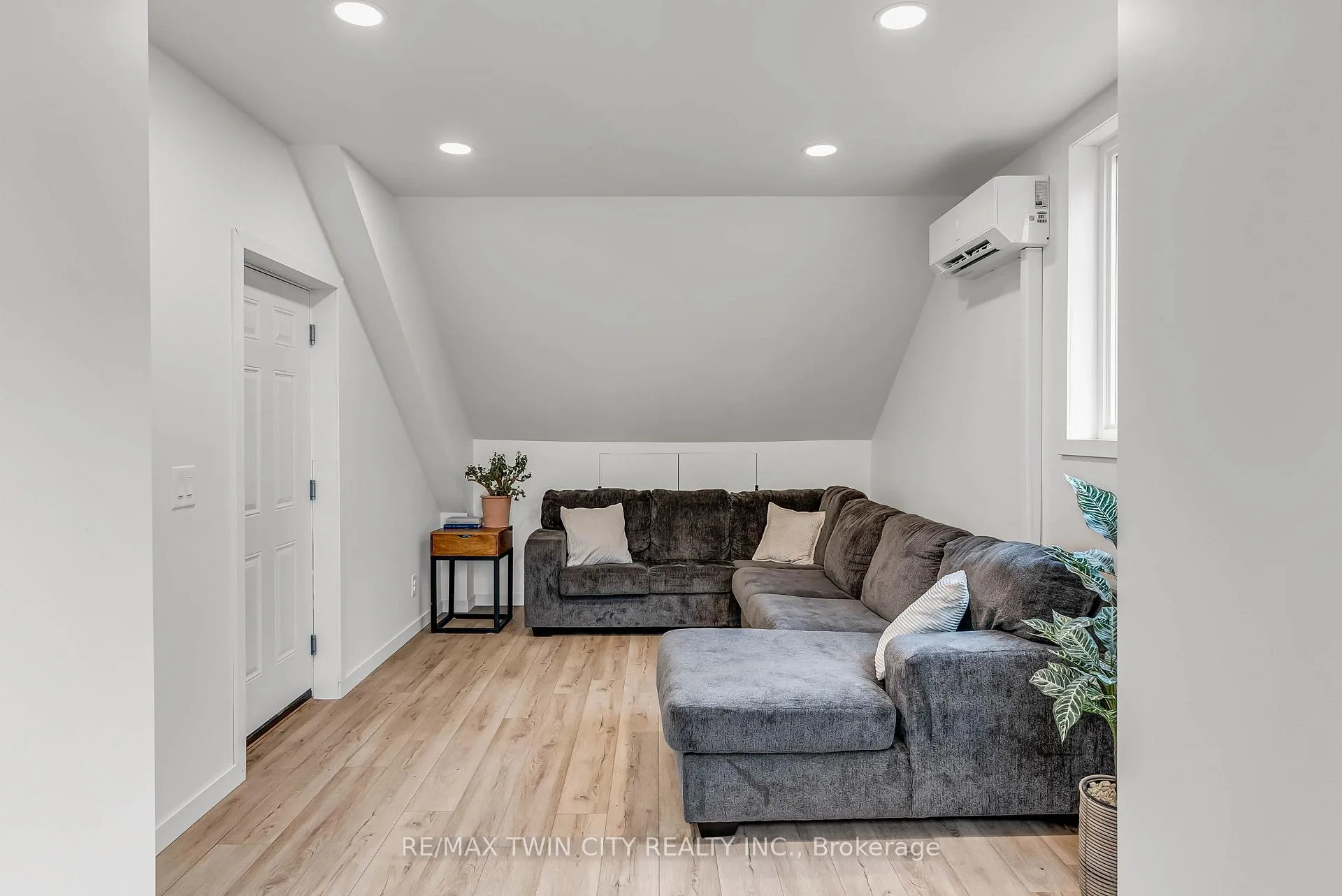 Photo 20 of 3464 Lobsinger Line, Wellesley — HOMEH