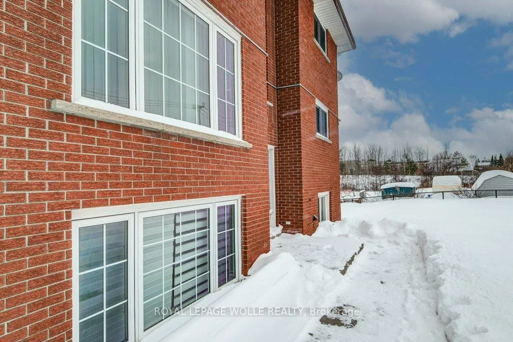 Photo 2 of 103 Vicmount Drive, Kitchener — HOMEH