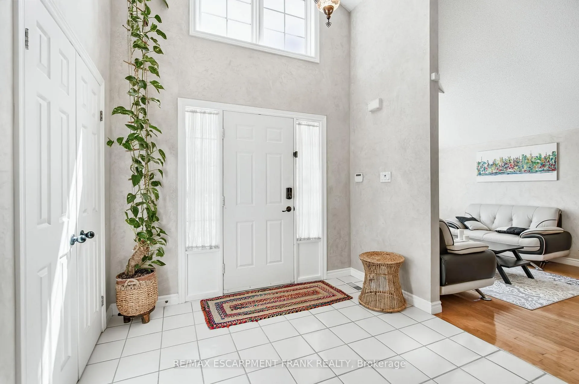Photo 3 of 205 Portage Lane, Hamilton, Rural Glanbrook — HOMEH