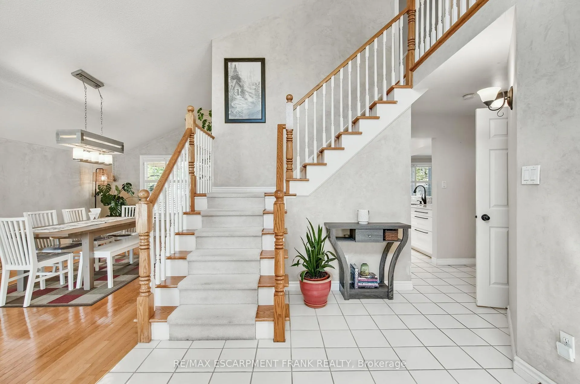 Photo 4 of 205 Portage Lane, Hamilton, Rural Glanbrook — HOMEH