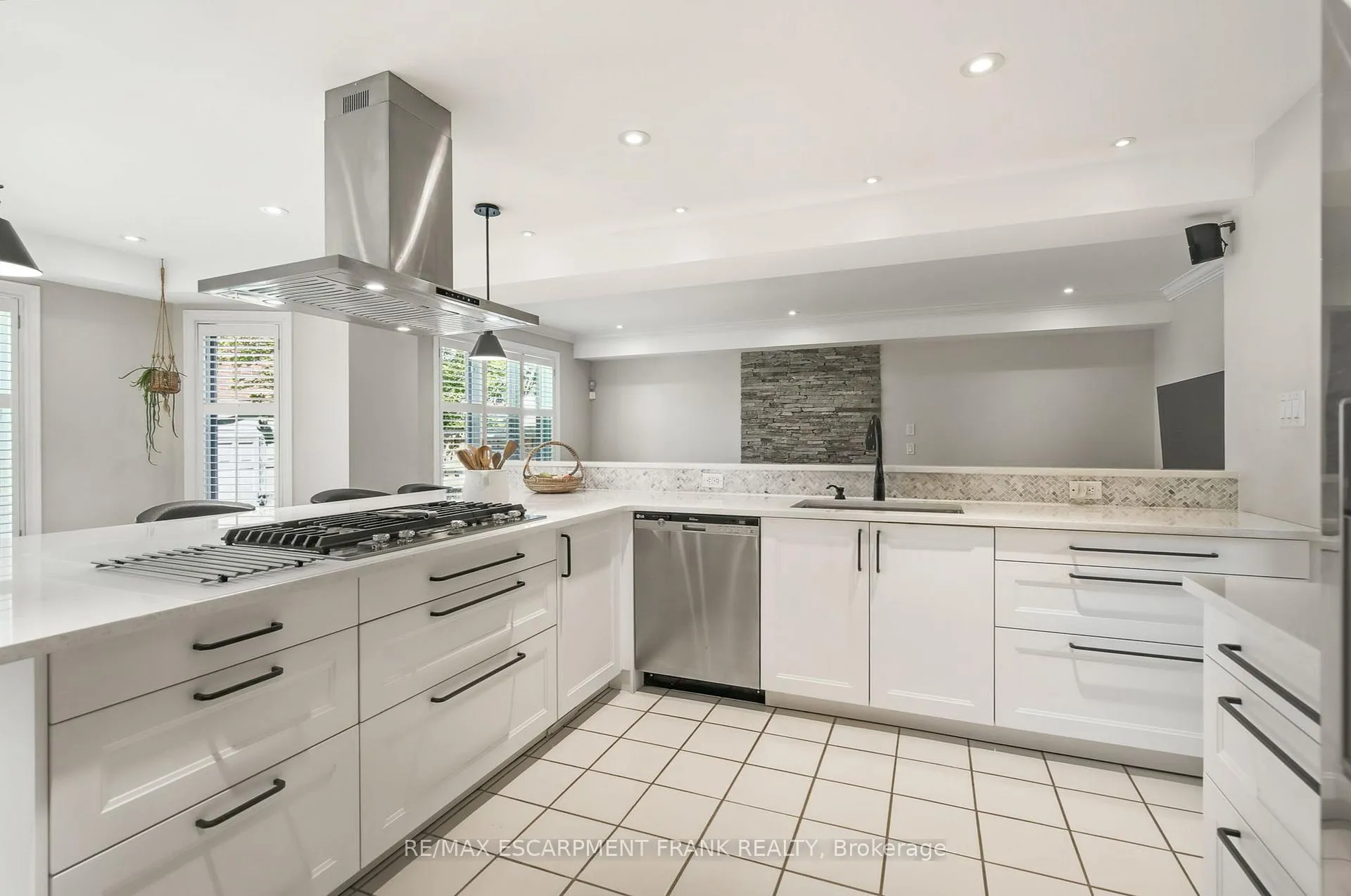 Photo 13 of 205 Portage Lane, Hamilton, Rural Glanbrook — HOMEH
