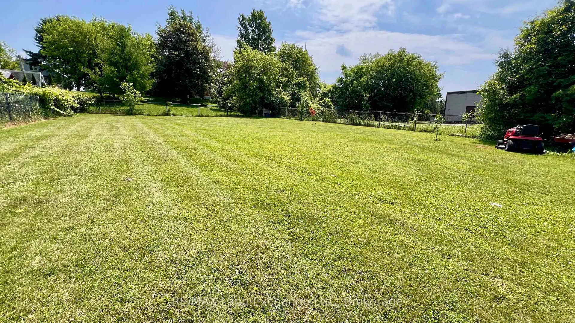 Photo 8 of 523 Outram Street, Huron-Kinloss, Lucknow — HOMEH