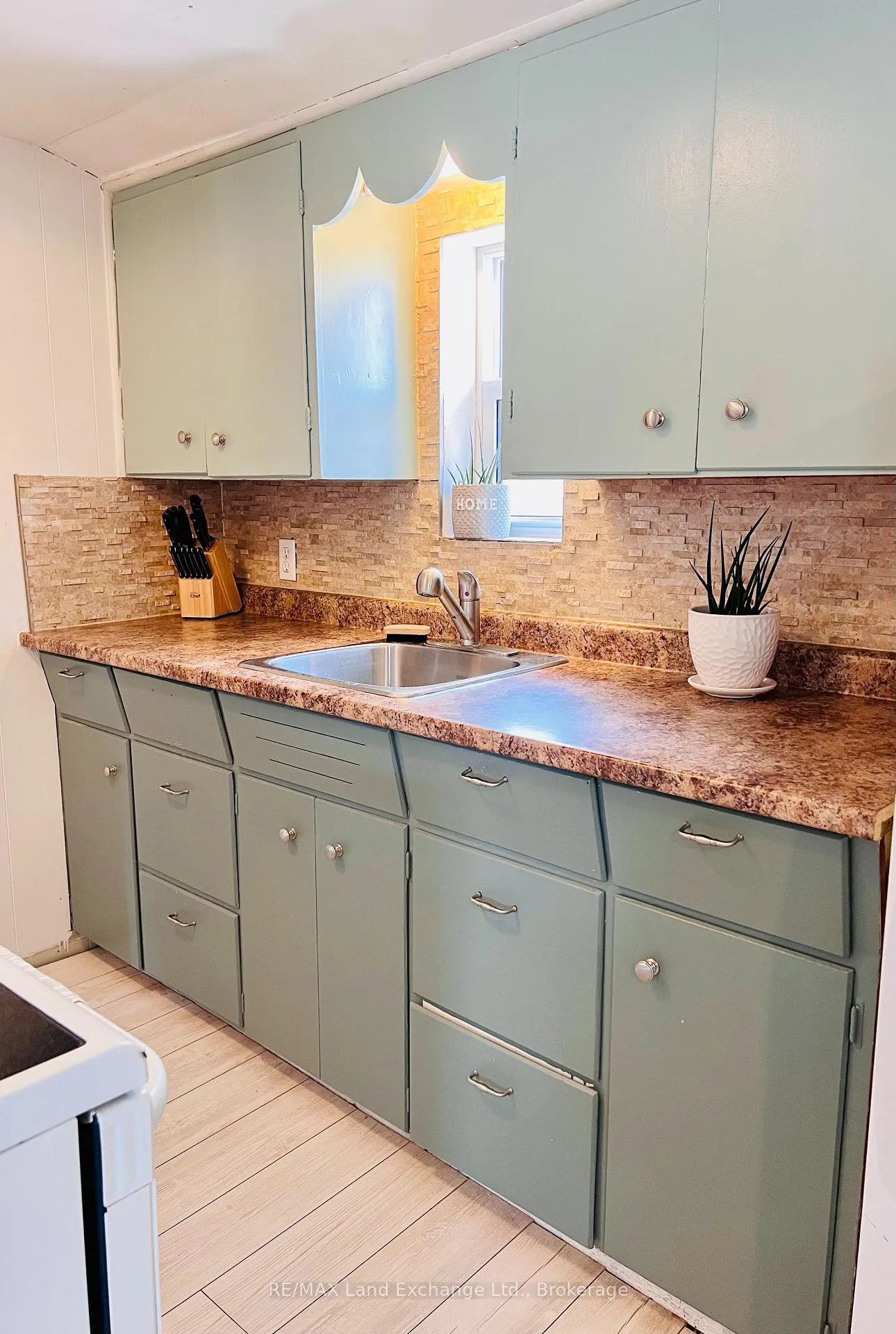 Photo 15 of 523 Outram Street, Huron-Kinloss, Lucknow — HOMEH