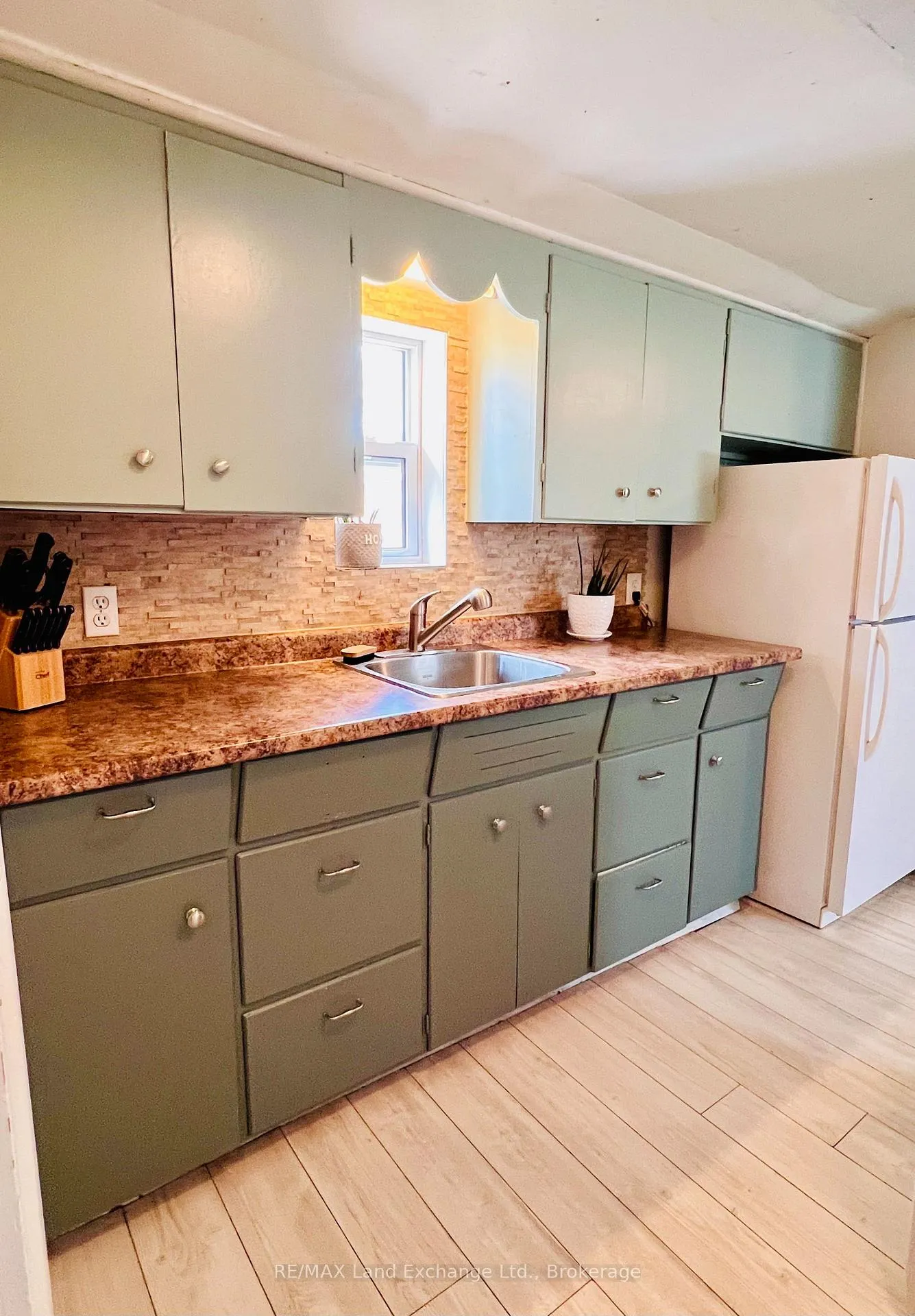 Photo 16 of 523 Outram Street, Huron-Kinloss, Lucknow — HOMEH