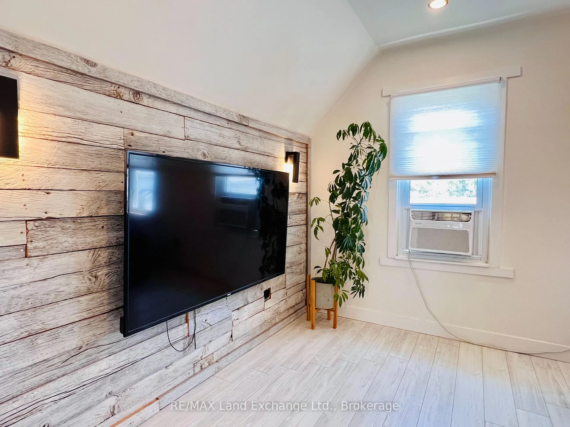 Photo 26 of 523 Outram Street, Huron-Kinloss, Lucknow — HOMEH
