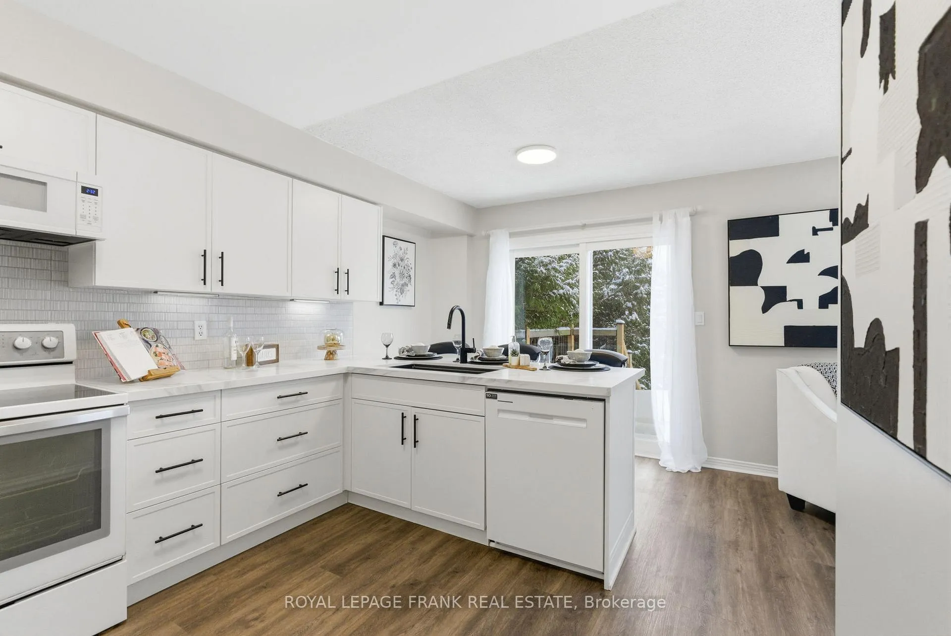 Photo 4 of 59 Short Crescent, Clarington, Courtice — HOMEH