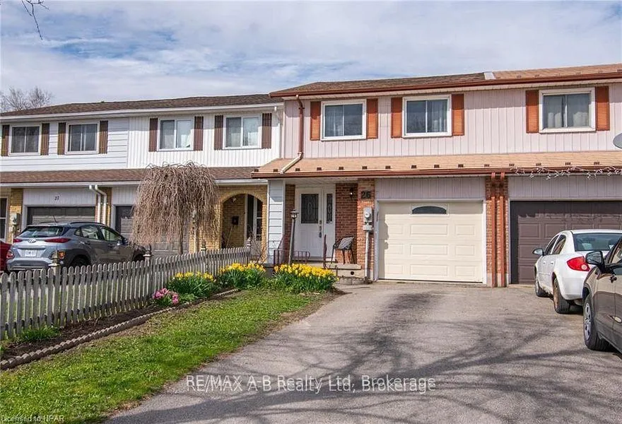 Photo 2 of 26 Dickens Place, Stratford — HOMEH