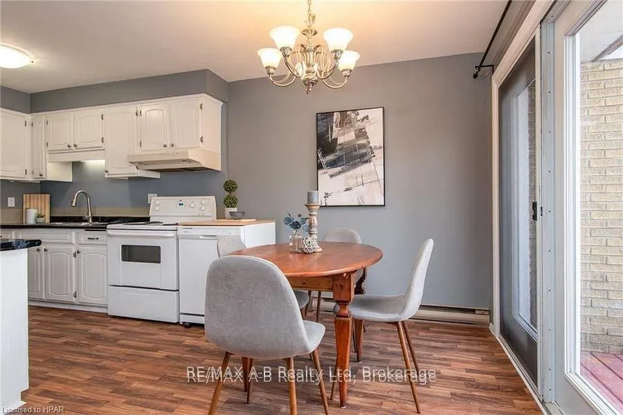 Photo 13 of 26 Dickens Place, Stratford — HOMEH