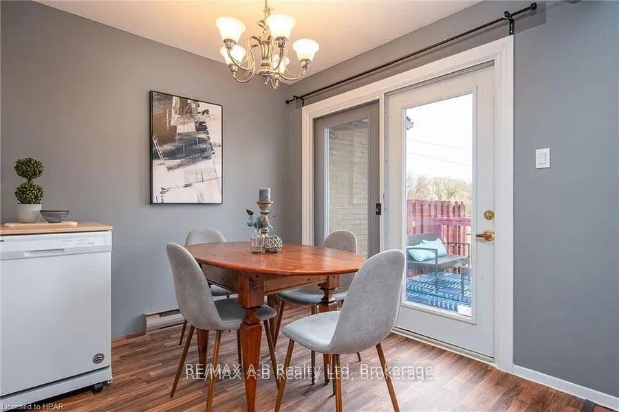 Photo 14 of 26 Dickens Place, Stratford — HOMEH